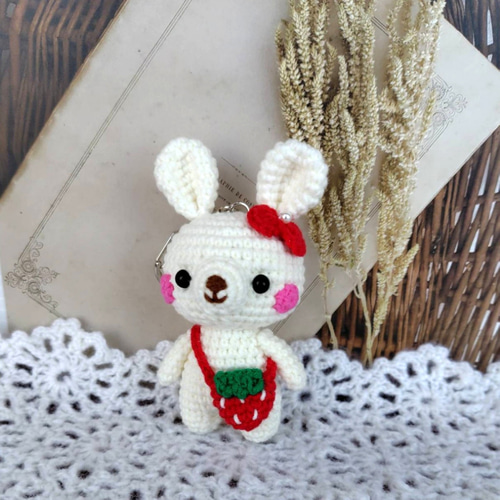 いちごのポシェットを持った＊白うさぎさんあみぐるみキーホルダー