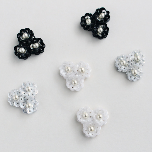 ハレの日・卒入学にも petal wreath｜tri【white】ピアス/イヤリング