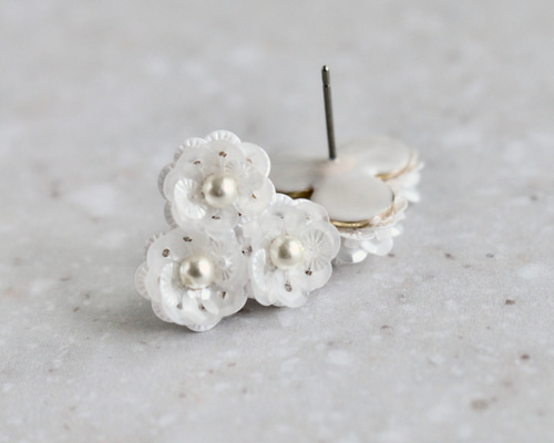 ハレの日・卒入学にも petal wreath｜tri【white】ピアス/イヤリング