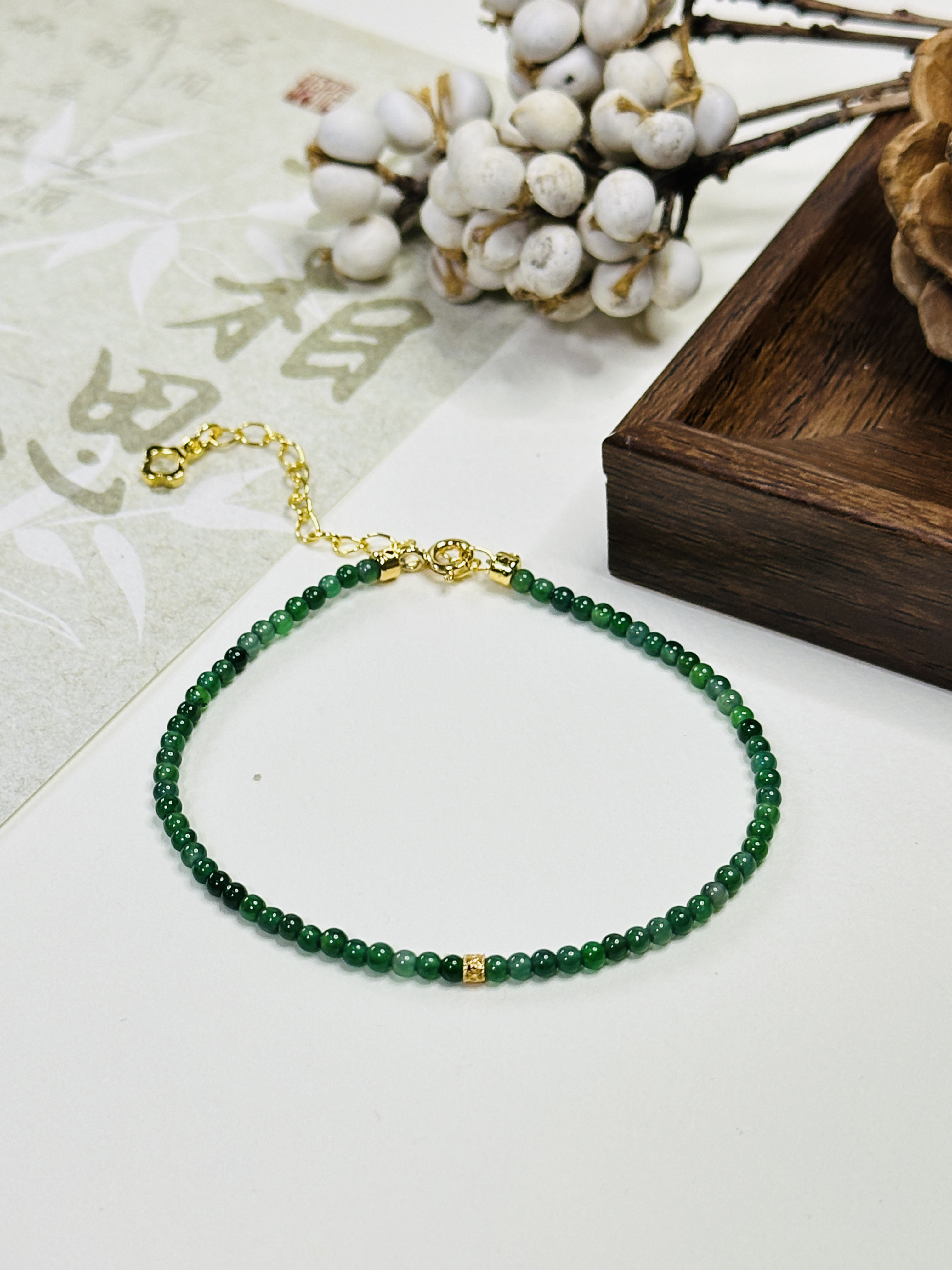 深緑の余韻｜翡翠のミニビーズブレスレット（アジャスター付き）
