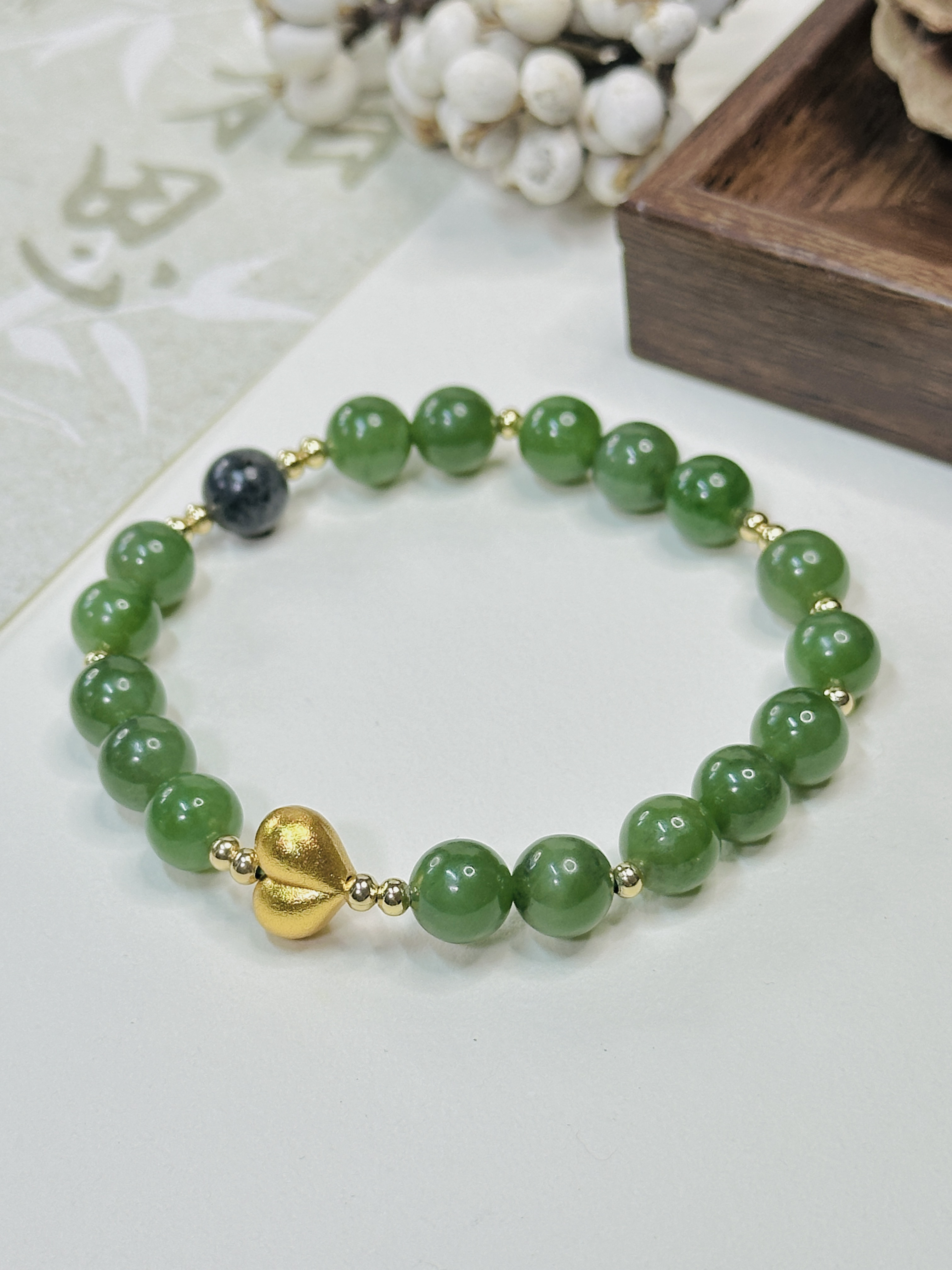 深緑の碧玉に心を灯す｜和田玉「天然翡翠(ネフライト) 」　ブレスレット