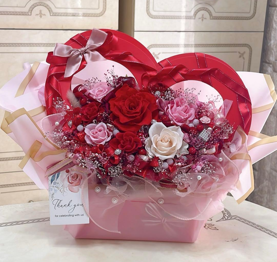 【送料無料、ラッピング込み】✨豪華✨ハート型BOX✨可愛いバラミックスプリザーブドフラワーアレンジメント✨✨