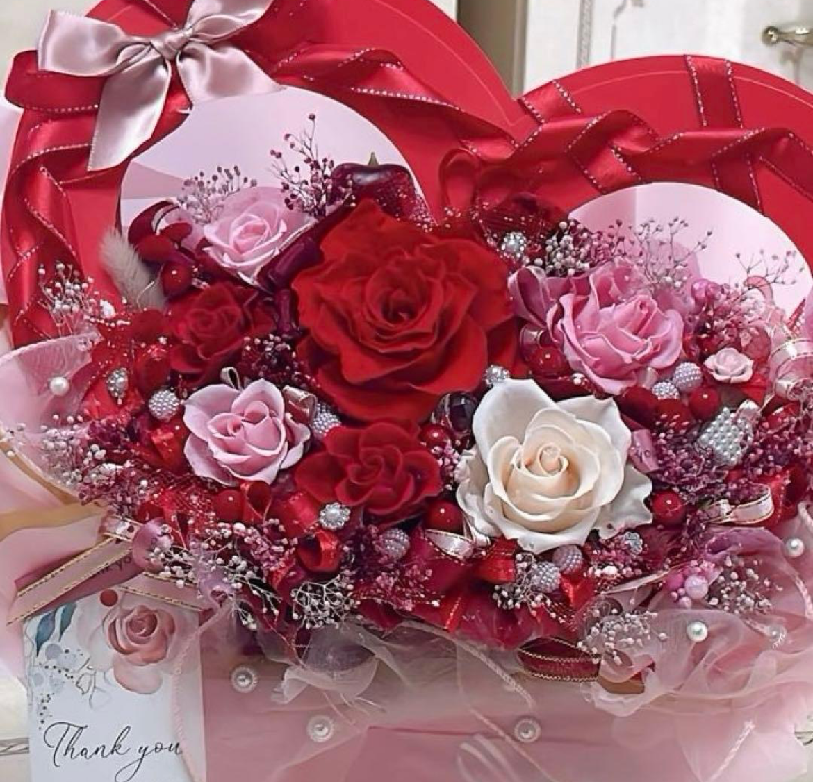 【送料無料、ラッピング込み】✨豪華✨ハート型BOX✨可愛いバラミックスプリザーブドフラワーアレンジメント✨✨