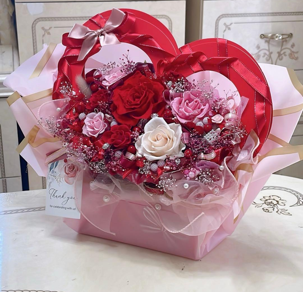 【送料無料、ラッピング込み】✨豪華✨ハート型BOX✨可愛いバラミックスプリザーブドフラワーアレンジメント✨✨