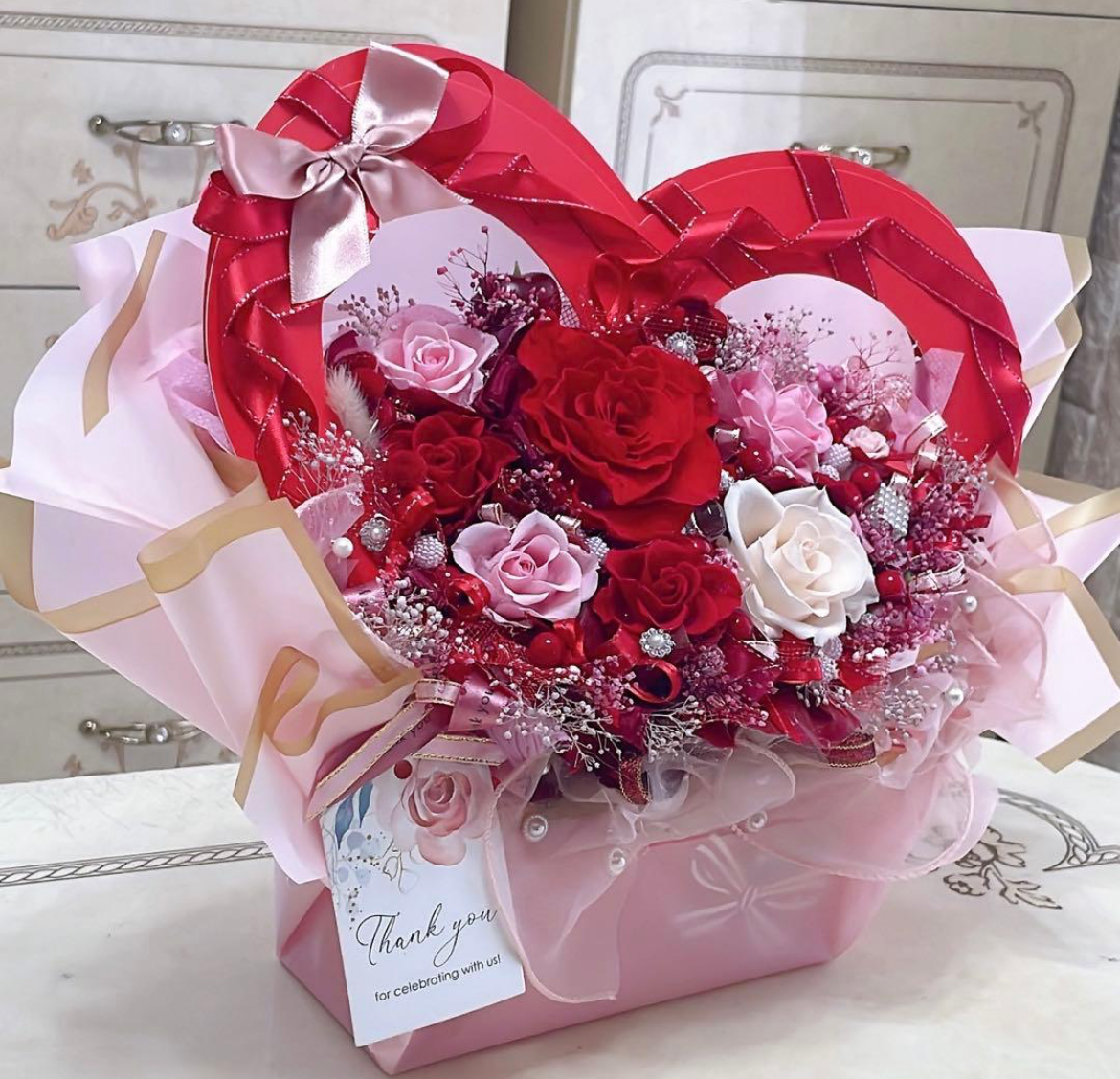【送料無料、ラッピング込み】✨豪華✨ハート型BOX✨可愛いバラミックスプリザーブドフラワーアレンジメント✨✨