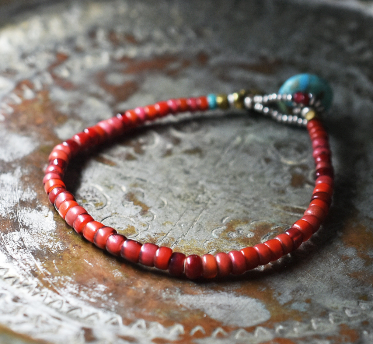 アンティーク多彩ホワイトハーツとターコイズブルーシェブロンのブレス（ターコイズ留め金）