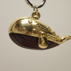 電球アンコウ カエデ（木材）ピューター（金属）キーホルダーやバッグ