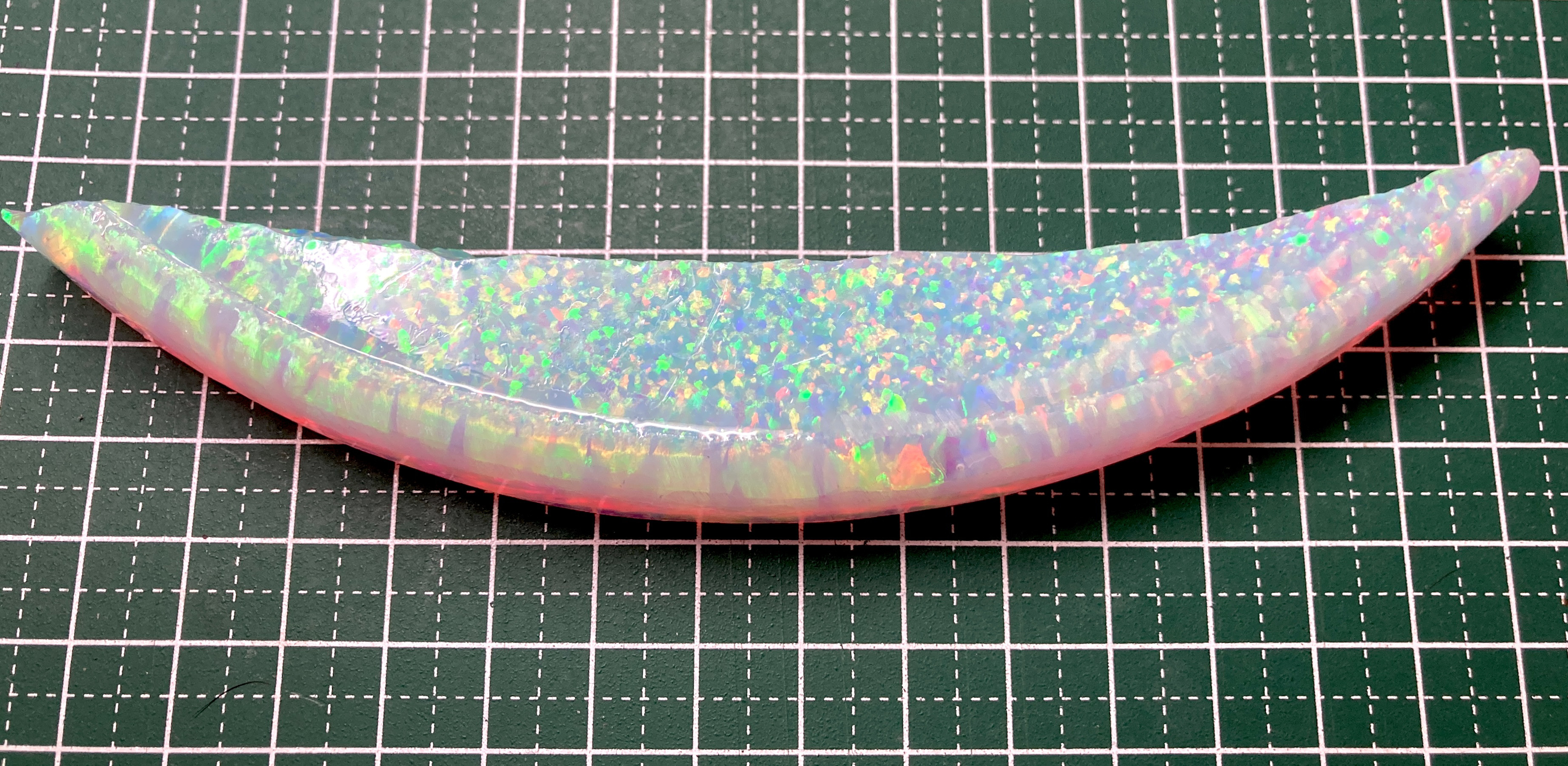 《人工オパール》(ネオンオパール) 原石 ホワイト/オレンジ斑 62.0g (樹脂含侵)