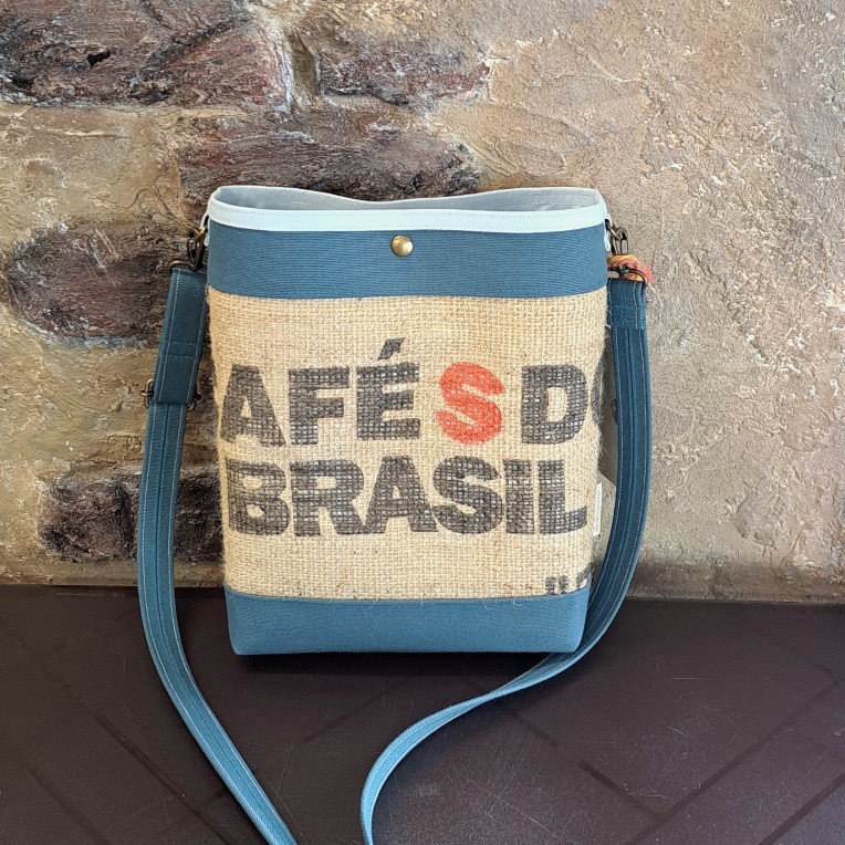 コーヒー 麻袋バッグ　ミネラルブルー色　サコッシュ　ブラジルのコーヒー豆の麻袋をリメイクしたオリジナルショルダーバッグ