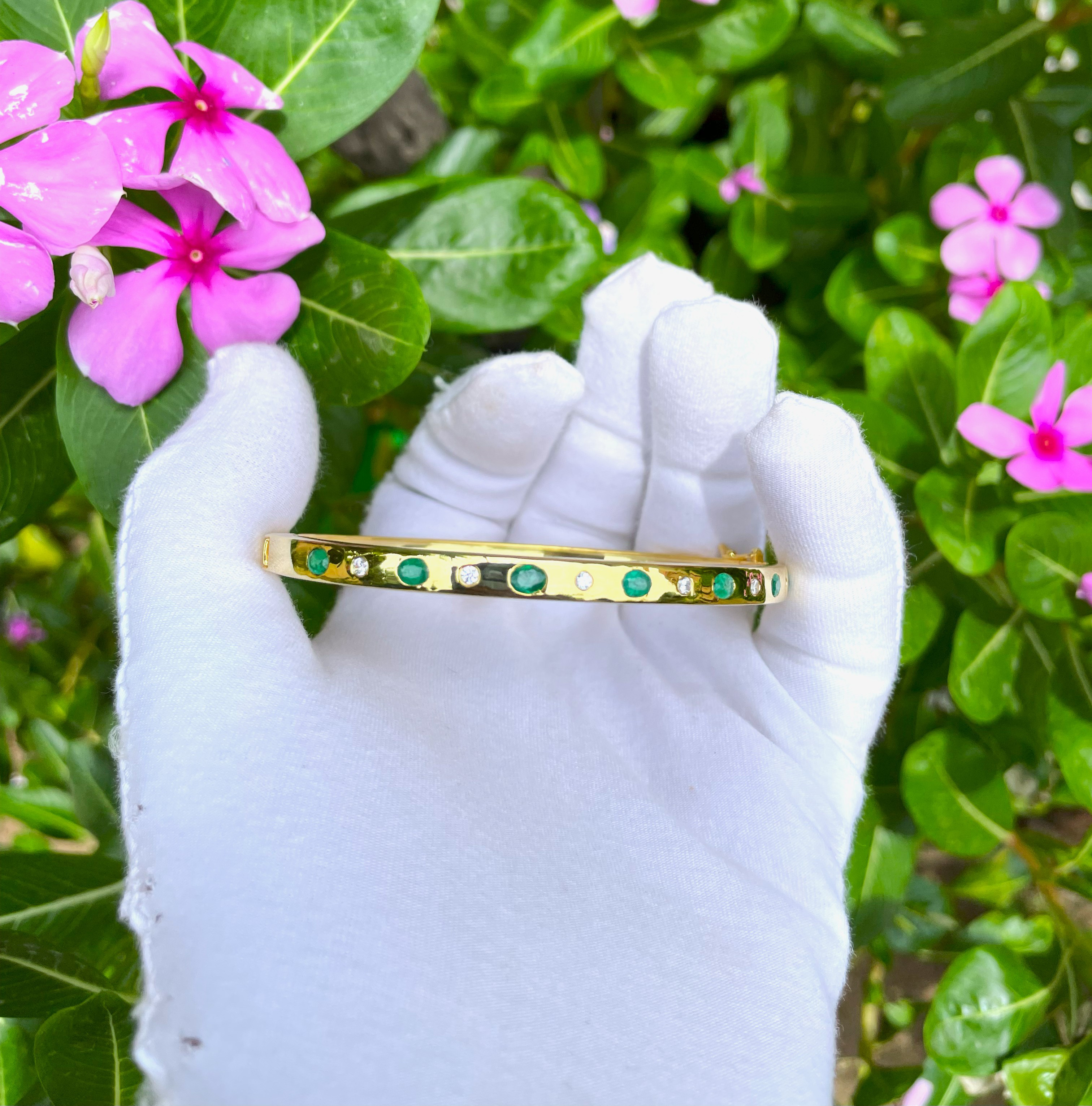 925シルバー/高品質の天然エメラルドオーバルシェイプと天然ダイヤモンドのバングルブレスレット