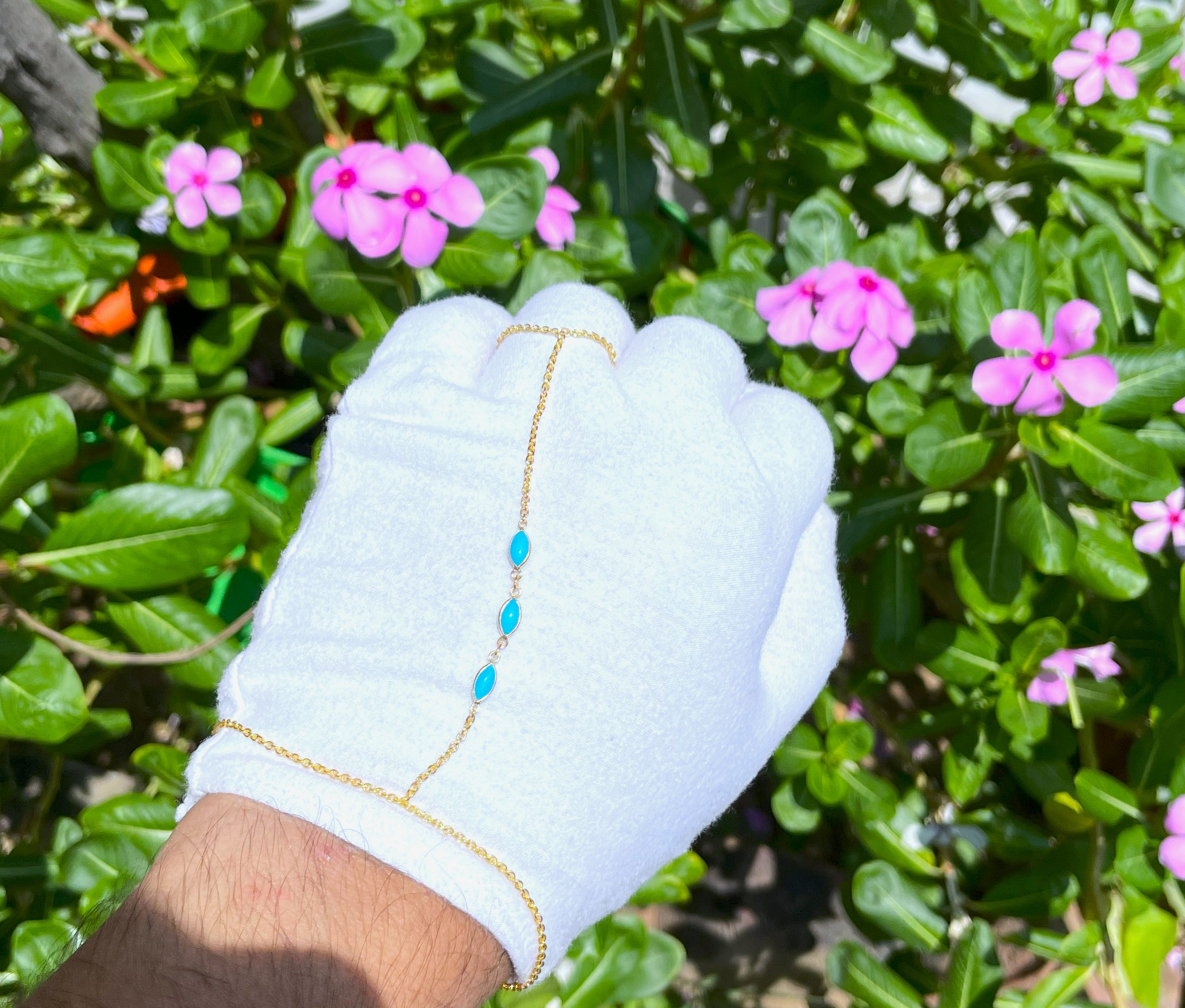 925シルバー/上質な天然ターコイズを使用した、マーキス型のハンドチェーンをテーマにしたブレスレットです。