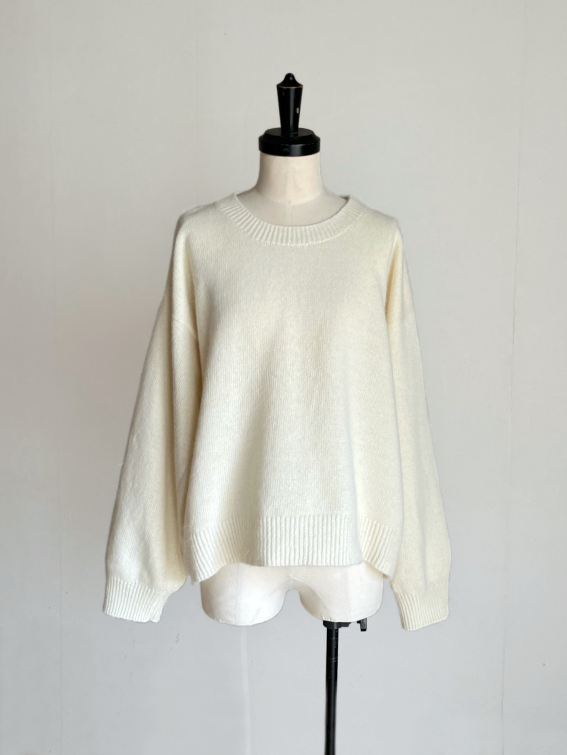 クルーネックセーター　オフホワイト　アンゴラ混ウール