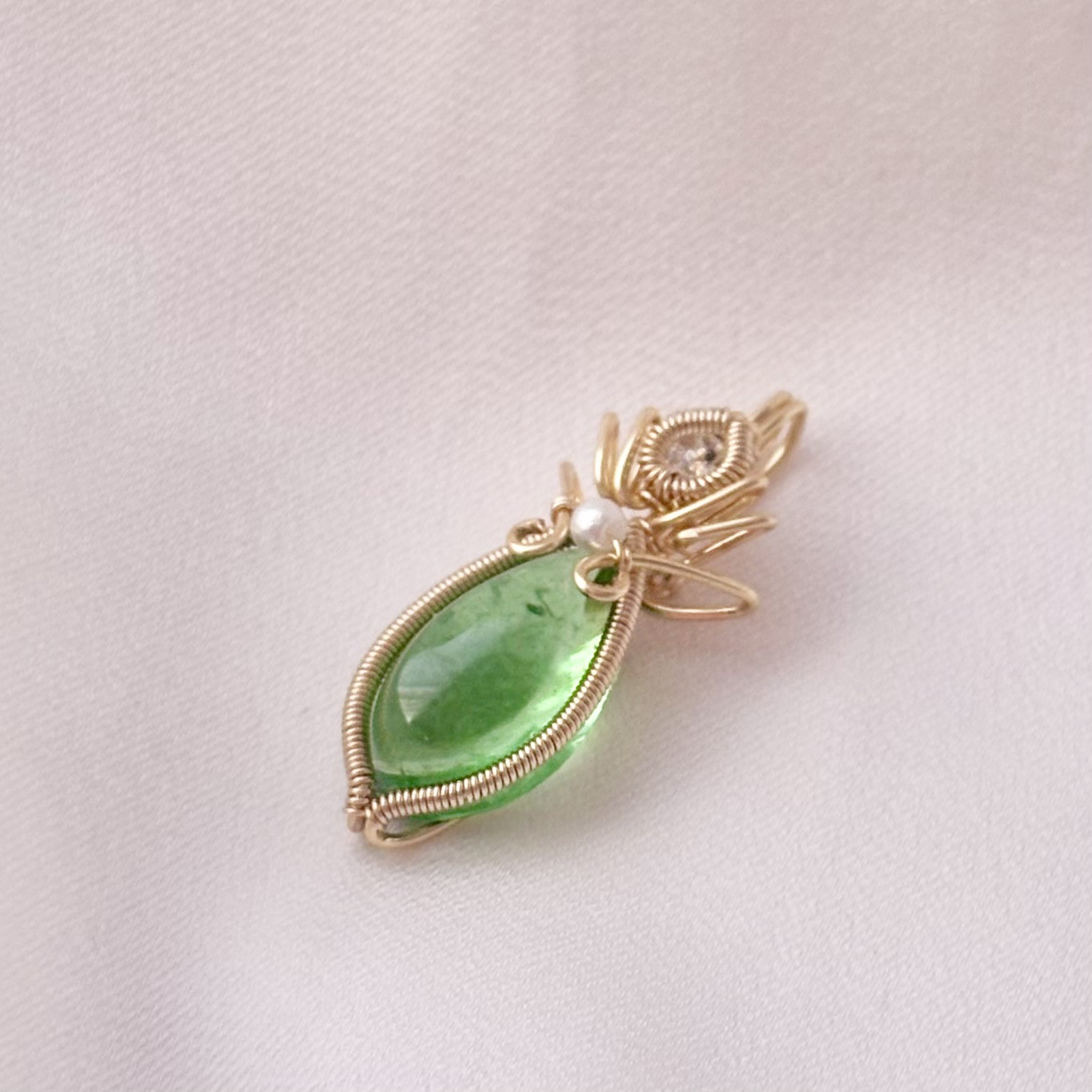 アンダラクリスタル[エメラルド・シフト・ノクターン]ワイヤージュエリー ネックレス トップ