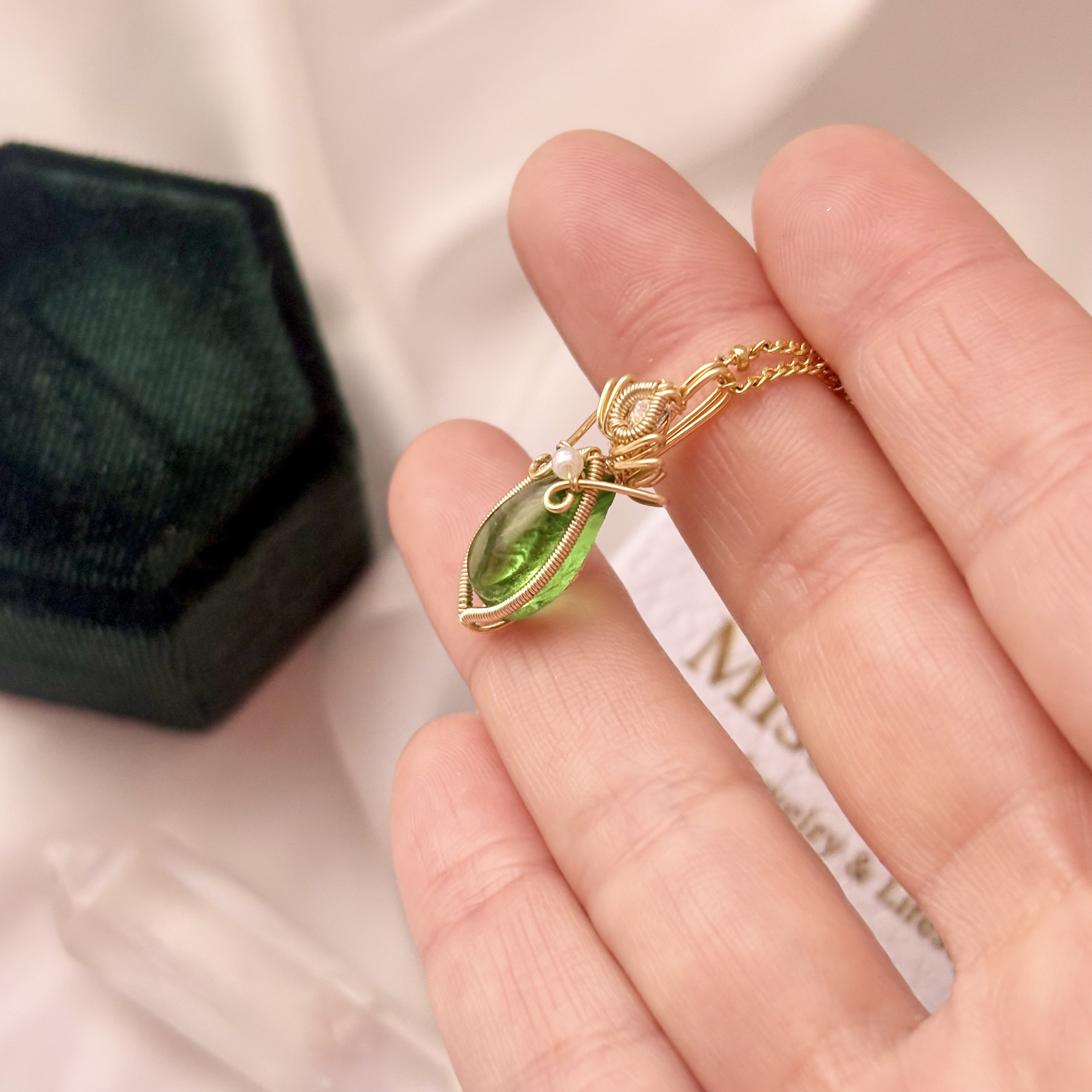 アンダラクリスタル[エメラルド・シフト・ノクターン]ワイヤージュエリー ネックレス トップ