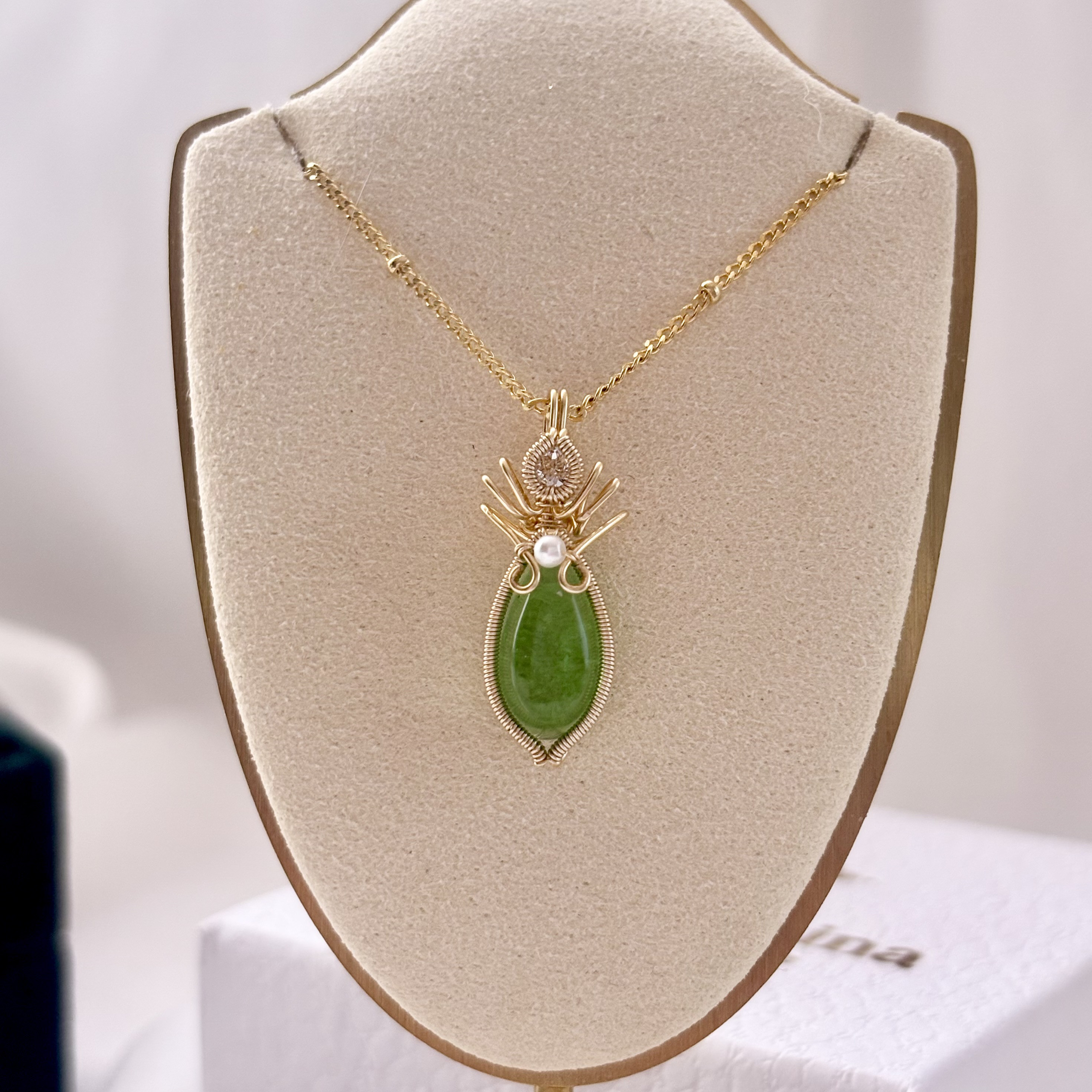 アンダラクリスタル[エメラルド・シフト・ノクターン]ワイヤージュエリー ネックレス トップ