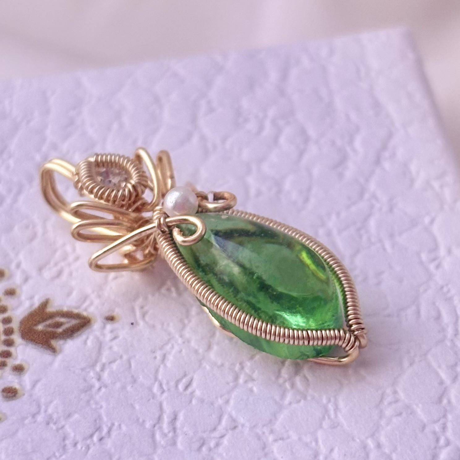 アンダラクリスタル[エメラルド・シフト・ノクターン]ワイヤージュエリー ネックレス トップ