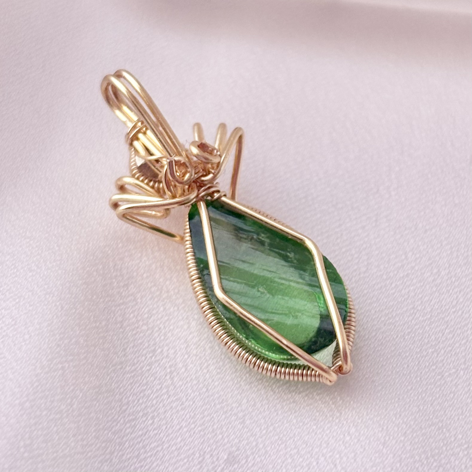 アンダラクリスタル[エメラルド・シフト・ノクターン]ワイヤージュエリー ネックレス トップ