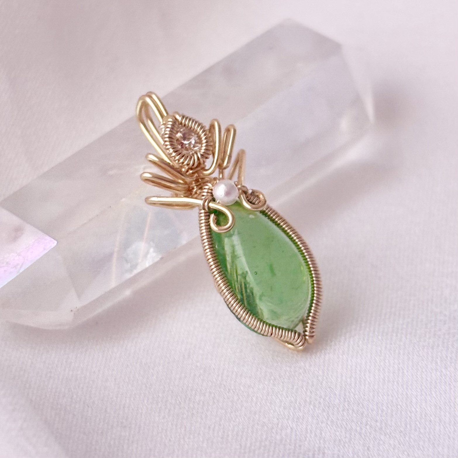 アンダラクリスタル[エメラルド・シフト・ノクターン]ワイヤージュエリー ネックレス トップ