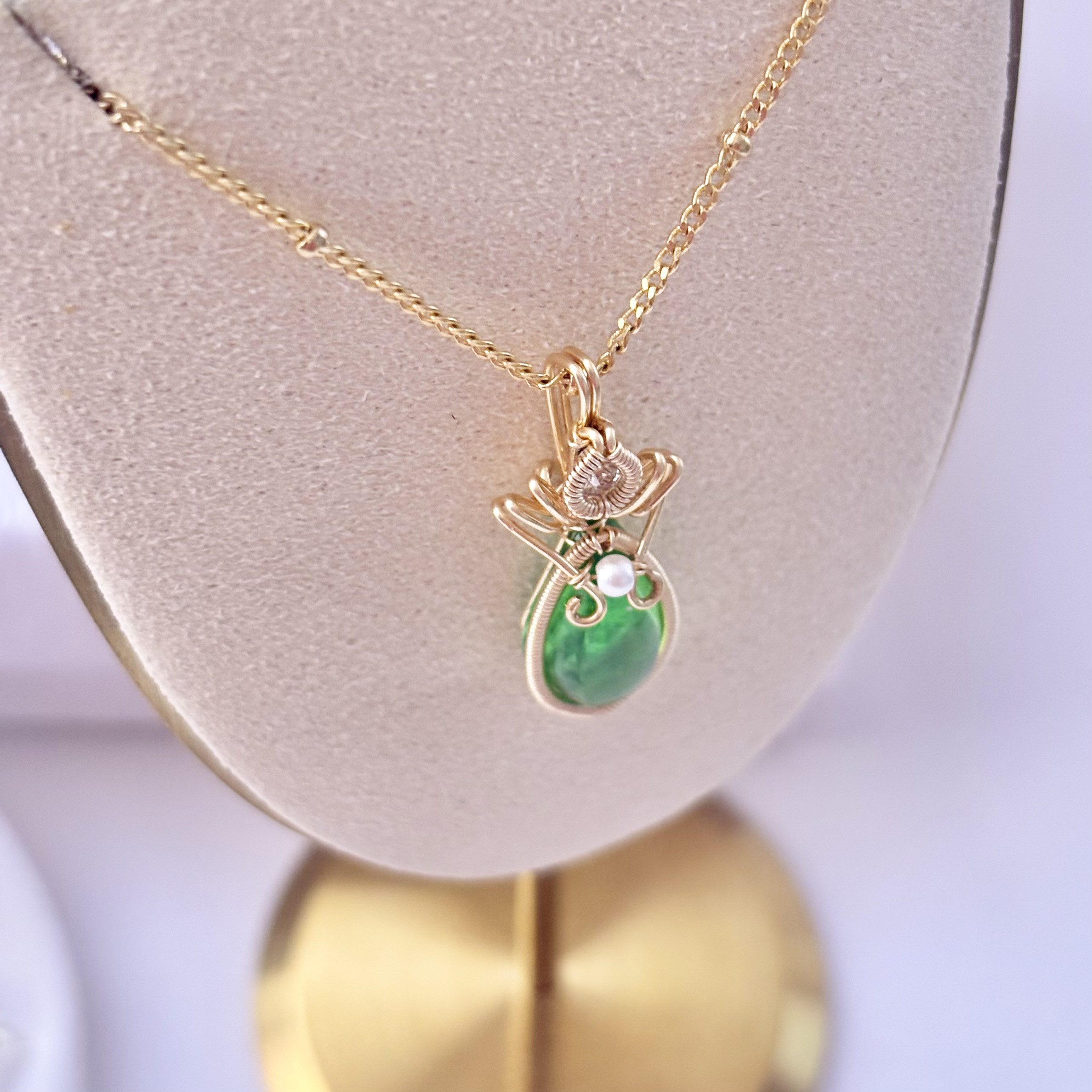 アンダラクリスタル[エメラルド・シフト・ノクターン]ワイヤージュエリー ネックレス トップ