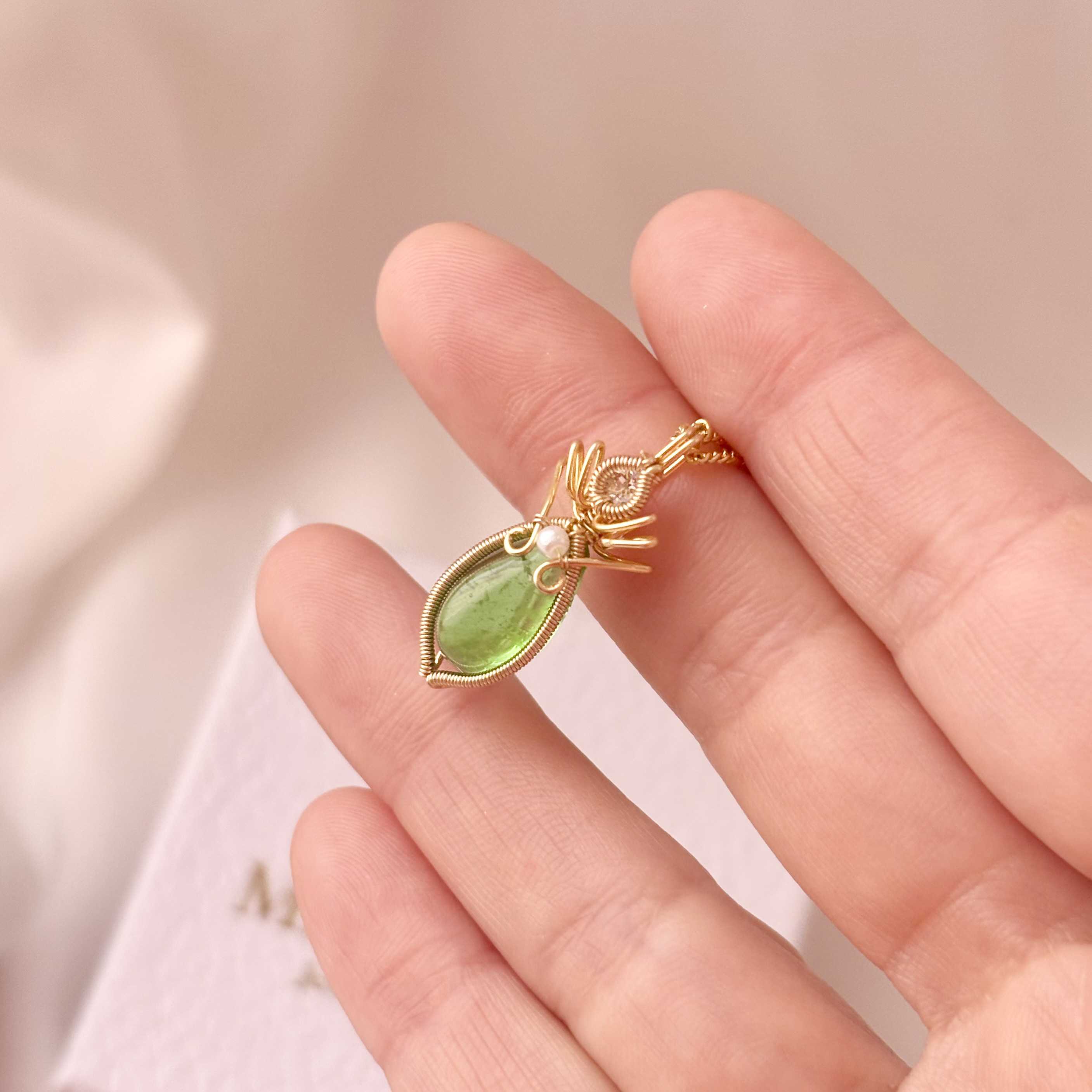 アンダラクリスタル[エメラルド・シフト・ノクターン]ワイヤージュエリー ネックレス トップ