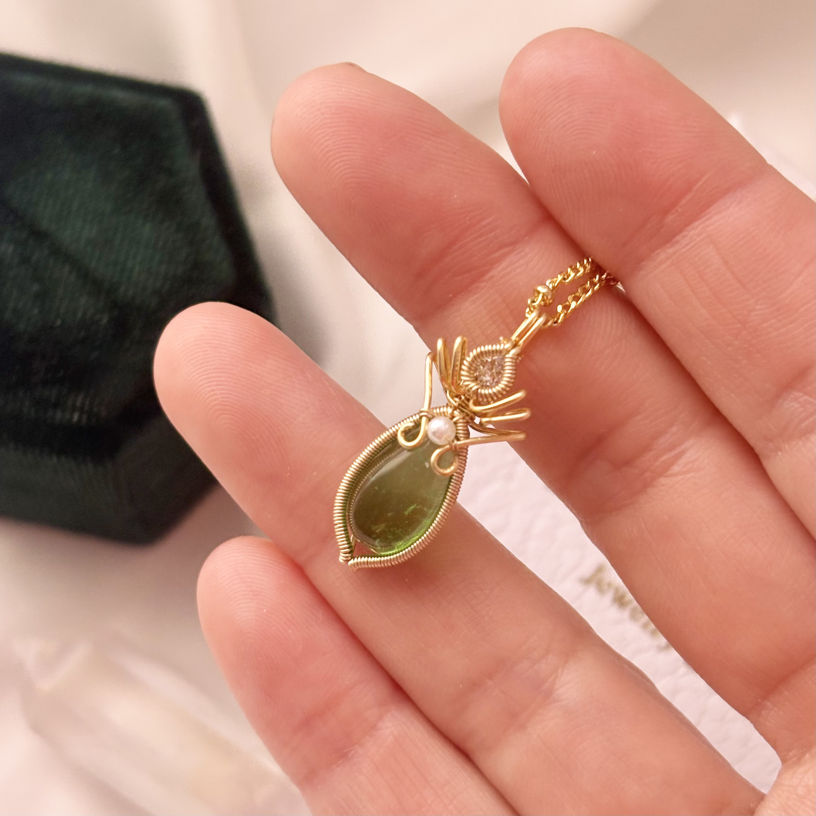 アンダラクリスタル[エメラルド・シフト・ノクターン]ワイヤージュエリー ネックレス トップ