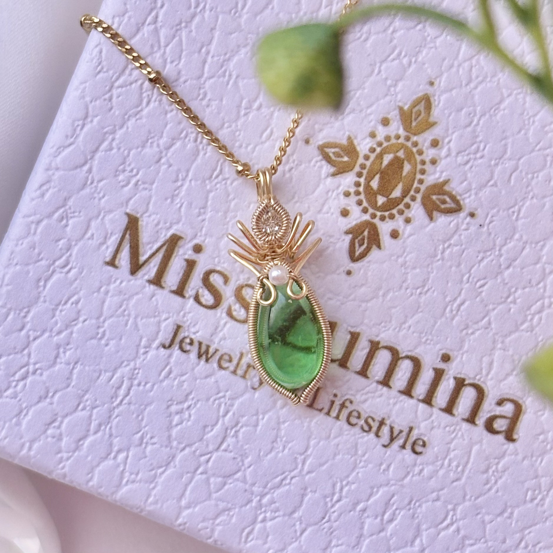 アンダラクリスタル[エメラルド・シフト・ノクターン]ワイヤージュエリー ネックレス トップ