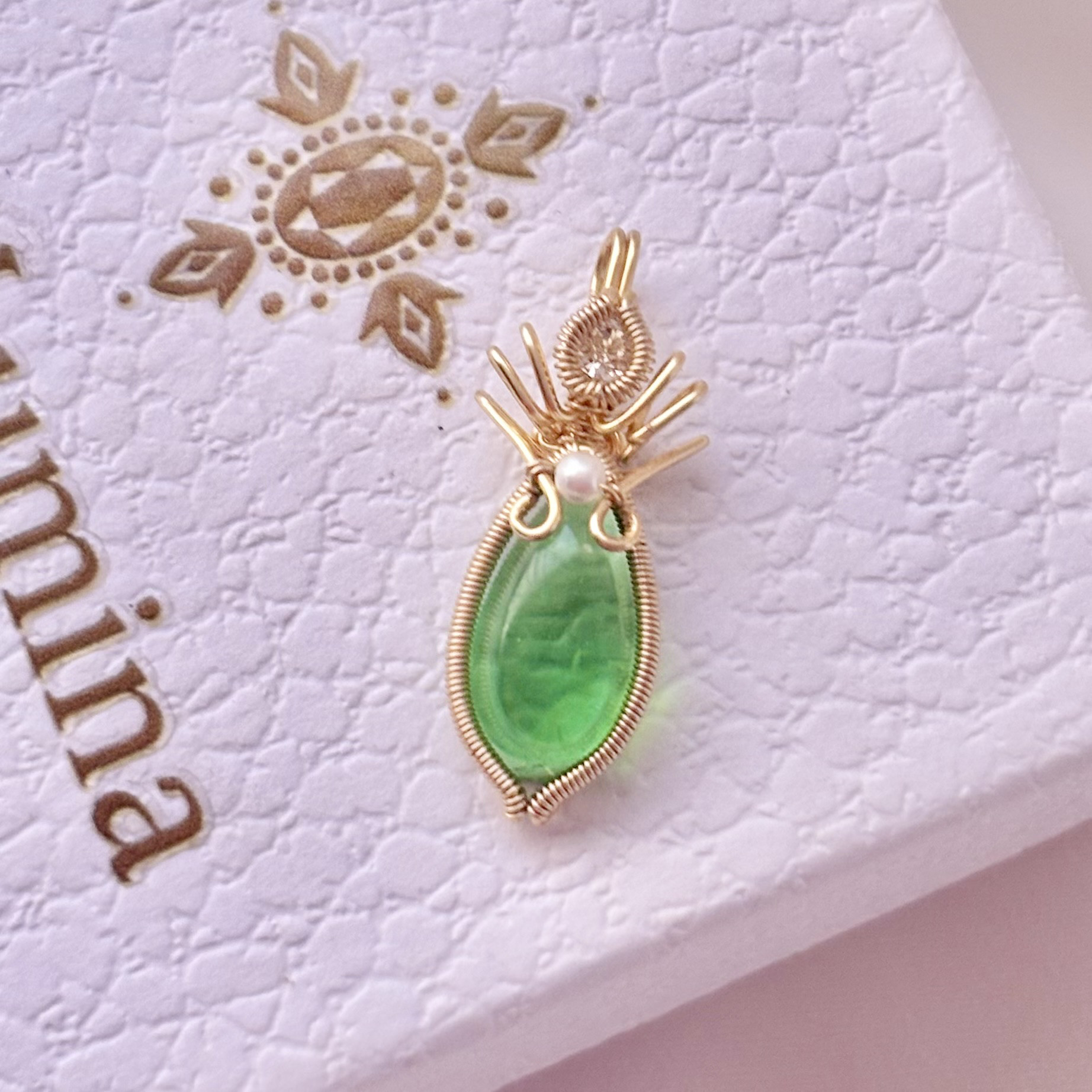 アンダラクリスタル[エメラルド・シフト・ノクターン]ワイヤージュエリー ネックレス トップ