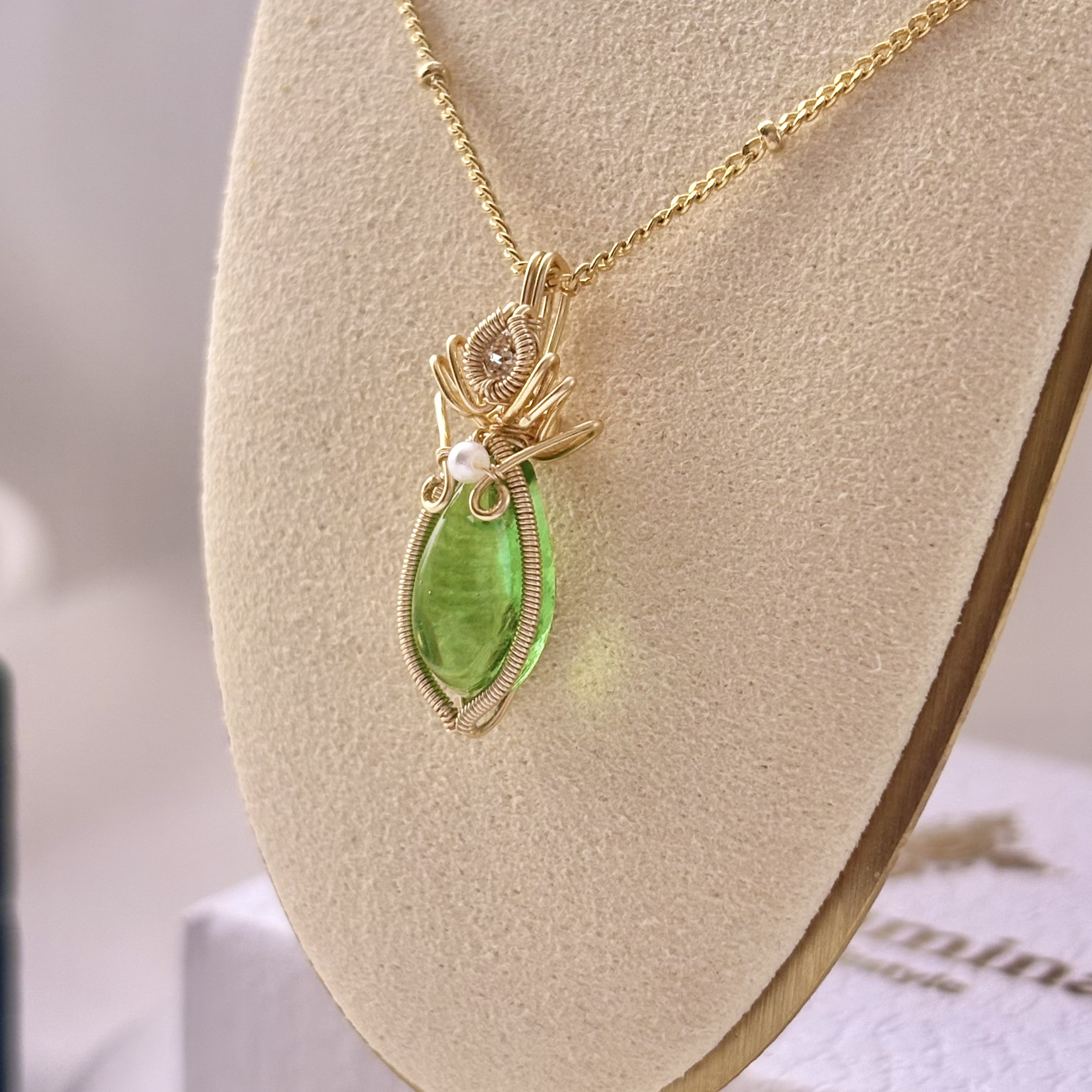 アンダラクリスタル[エメラルド・シフト・ノクターン]ワイヤージュエリー ネックレス トップ