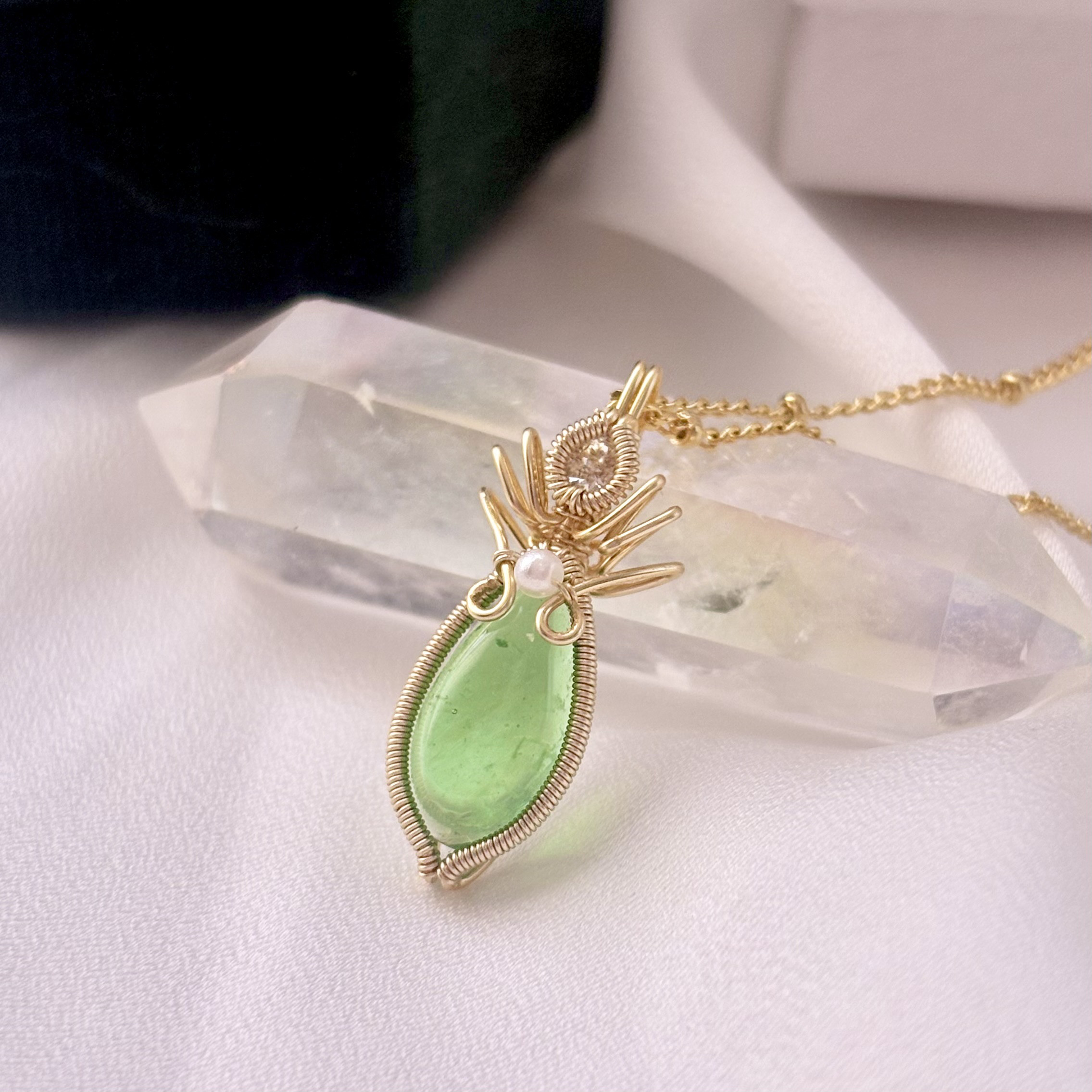 アンダラクリスタル[エメラルド・シフト・ノクターン]ワイヤージュエリー ネックレス トップ