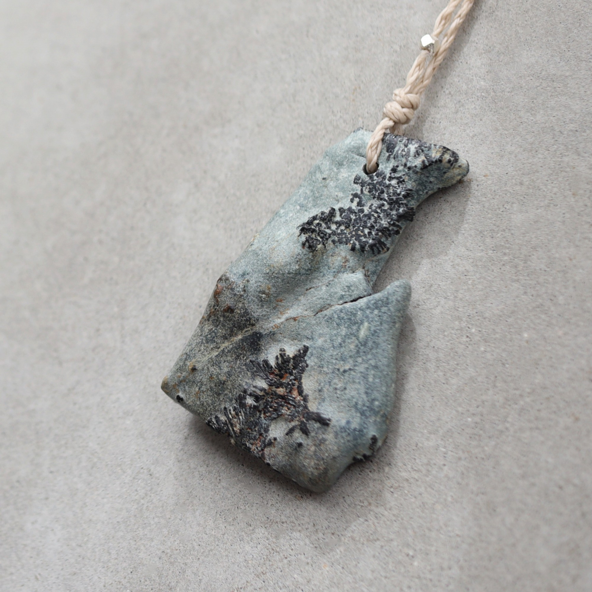 大分県尾平産 トルマリン in 凝灰岩　ストリング ネックレス　＊Ecru　国産天然石