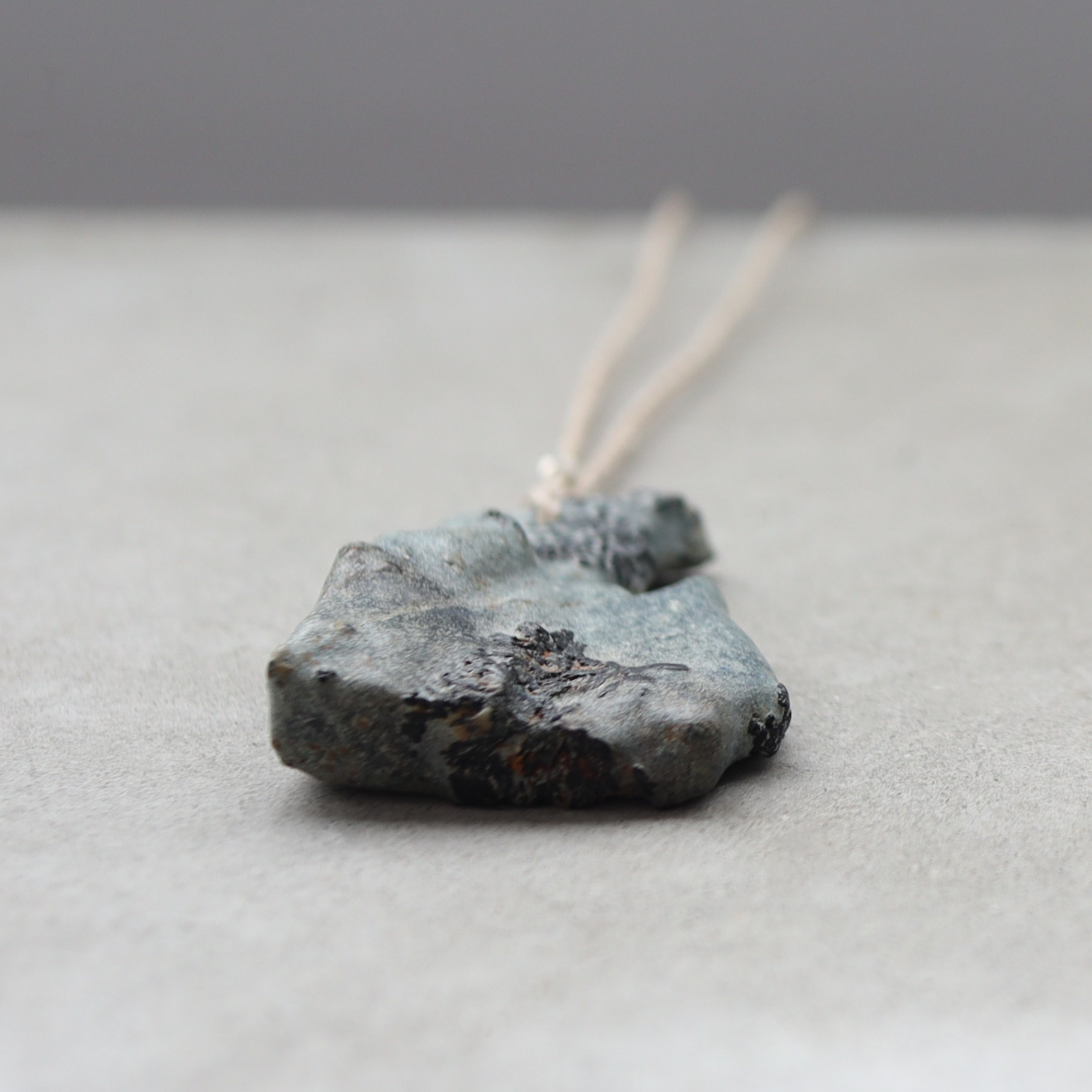 大分県尾平産 トルマリン in 凝灰岩　ストリング ネックレス　＊Ecru　国産天然石