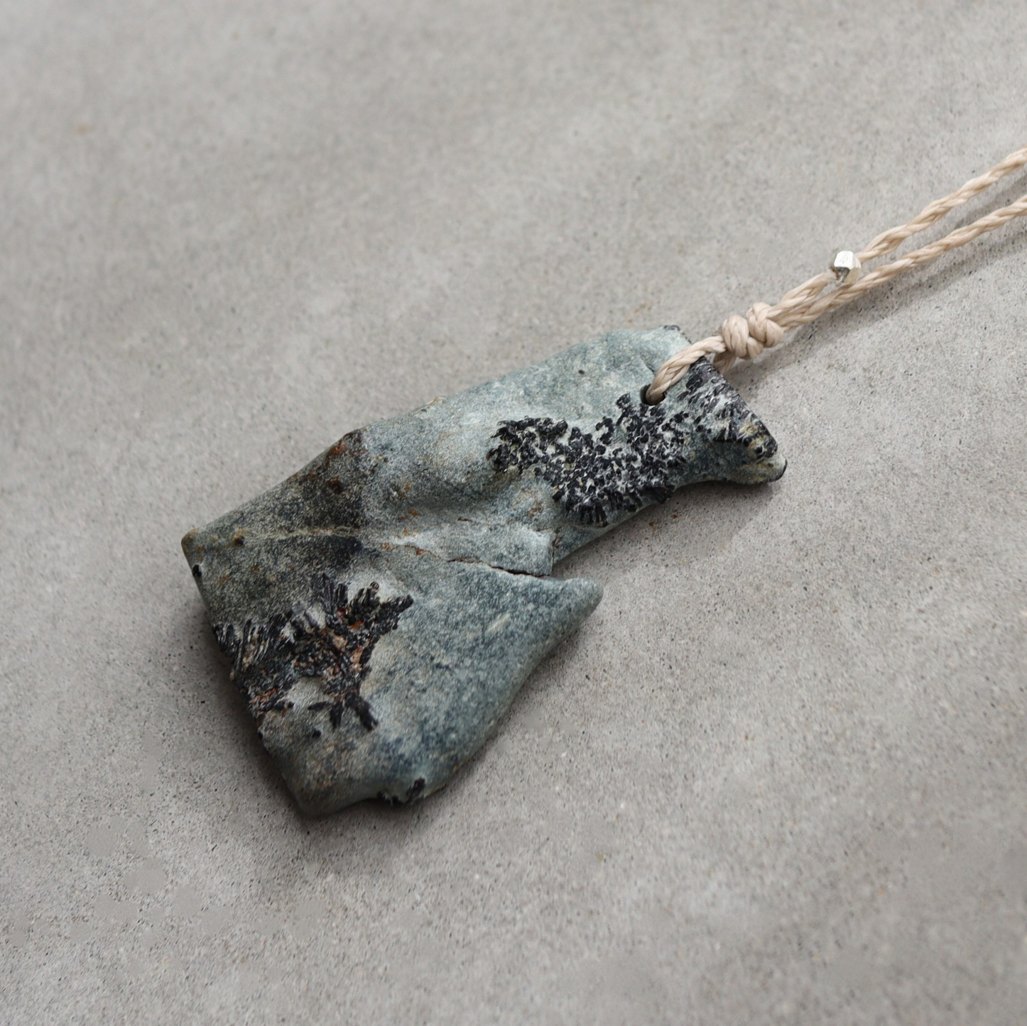 大分県尾平産 トルマリン in 凝灰岩　ストリング ネックレス　＊Ecru　国産天然石