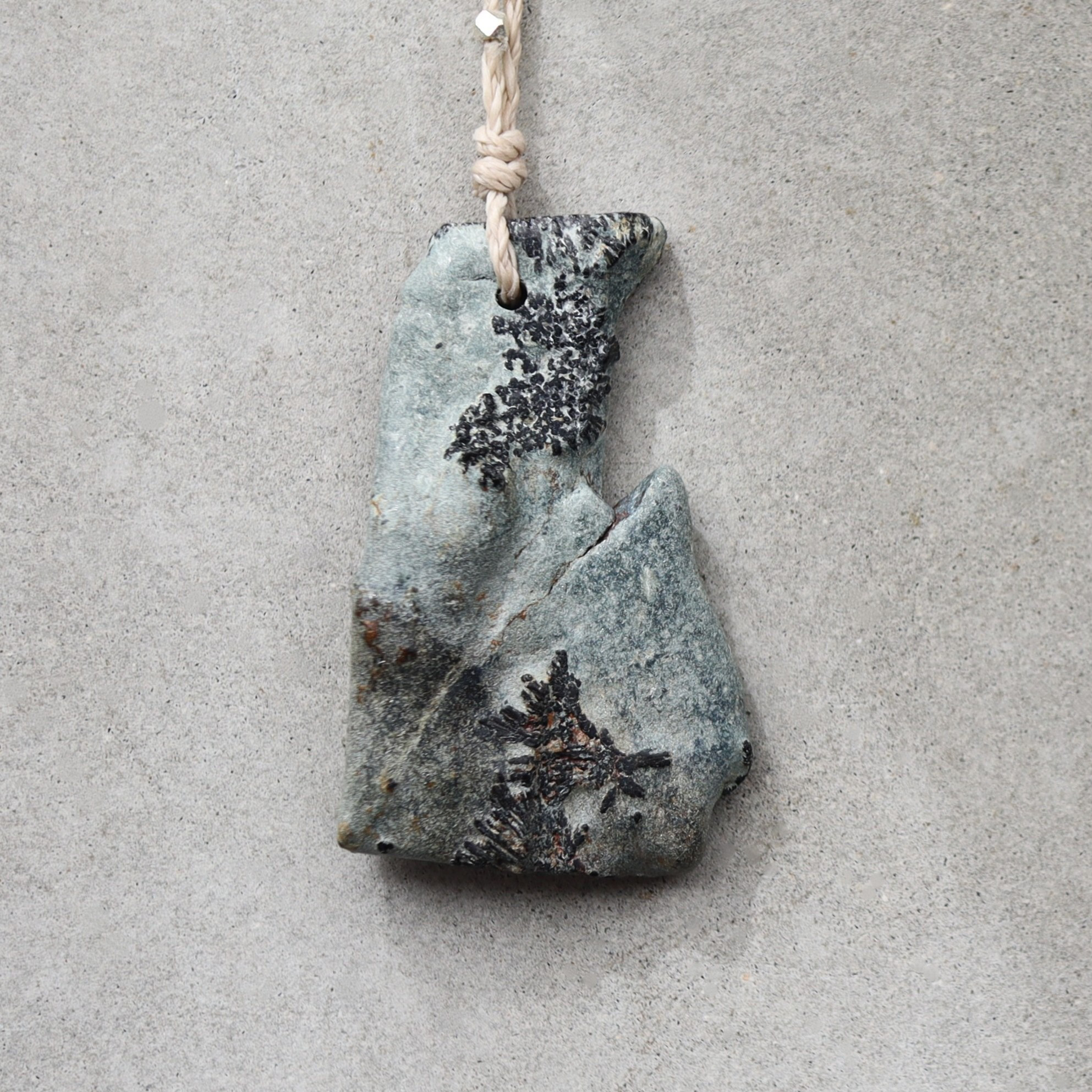 大分県尾平産 トルマリン in 凝灰岩　ストリング ネックレス　＊Ecru　国産天然石