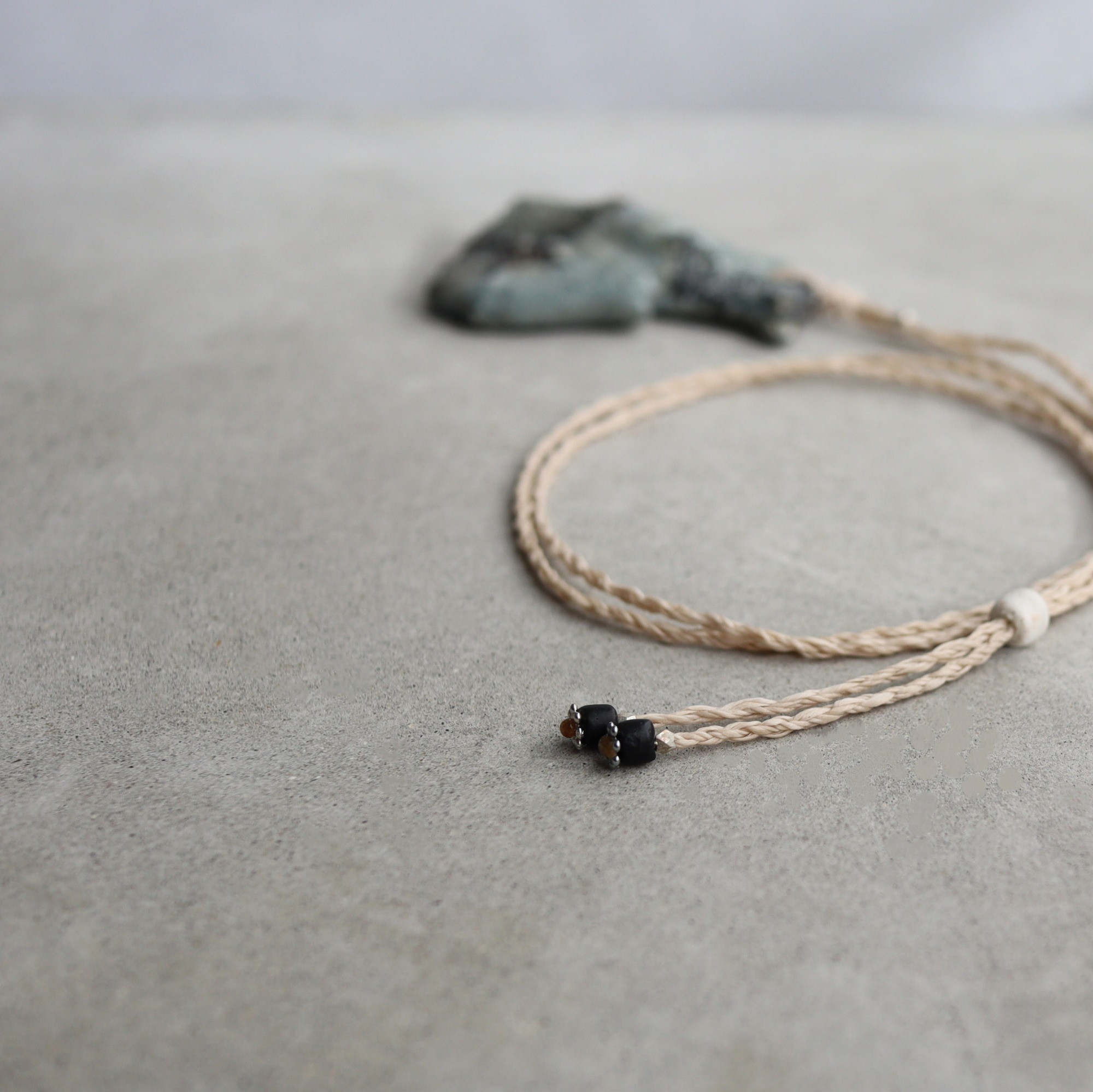 大分県尾平産 トルマリン in 凝灰岩　ストリング ネックレス　＊Ecru　国産天然石