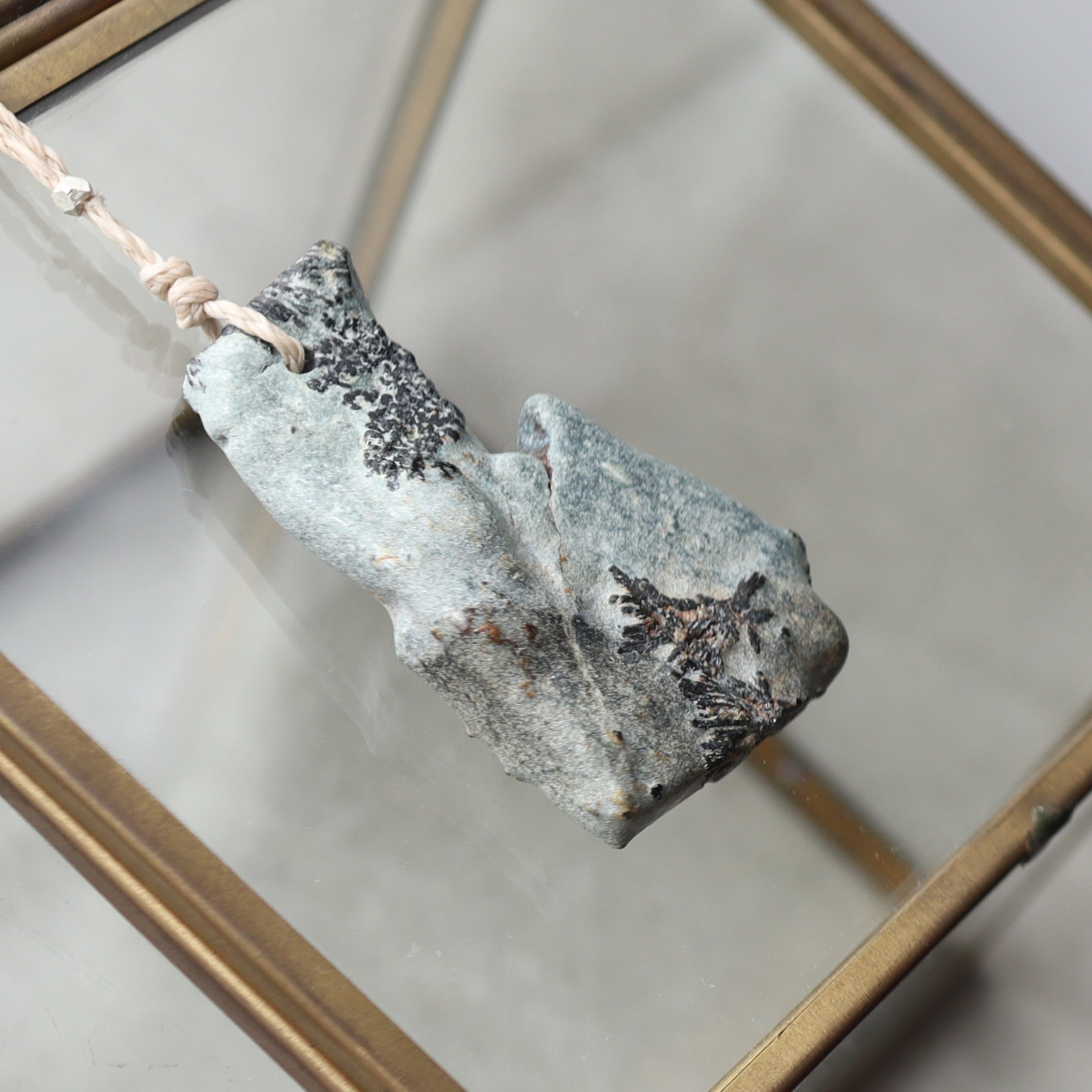 大分県尾平産 トルマリン in 凝灰岩　ストリング ネックレス　＊Ecru　国産天然石