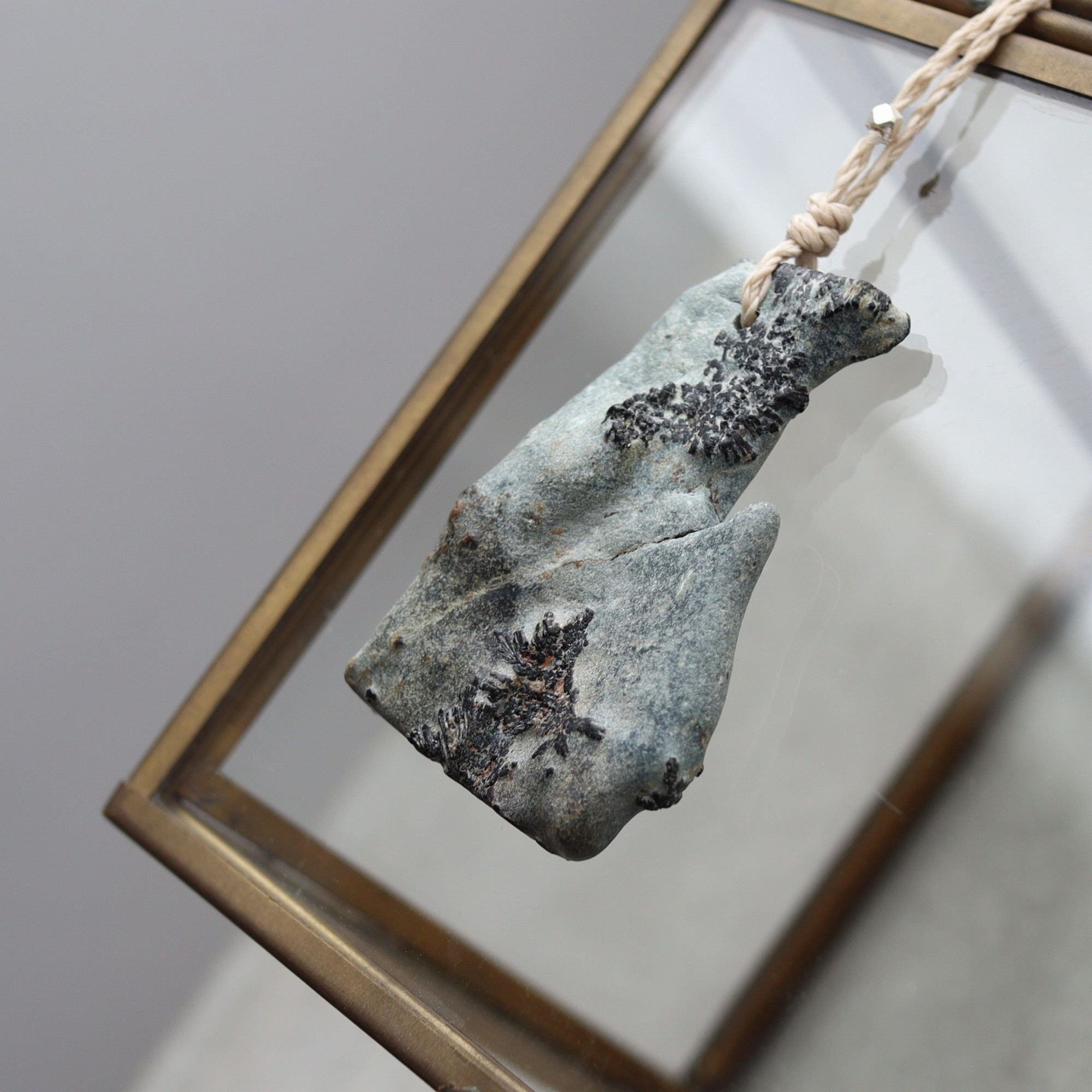 大分県尾平産 トルマリン in 凝灰岩　ストリング ネックレス　＊Ecru　国産天然石