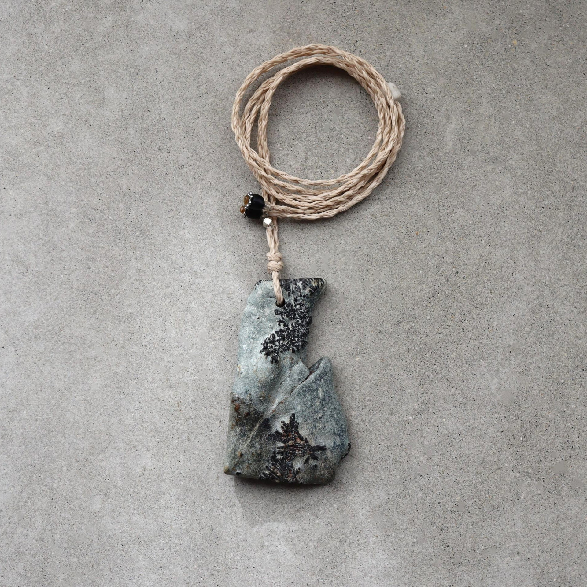 大分県尾平産 トルマリン in 凝灰岩　ストリング ネックレス　＊Ecru　国産天然石