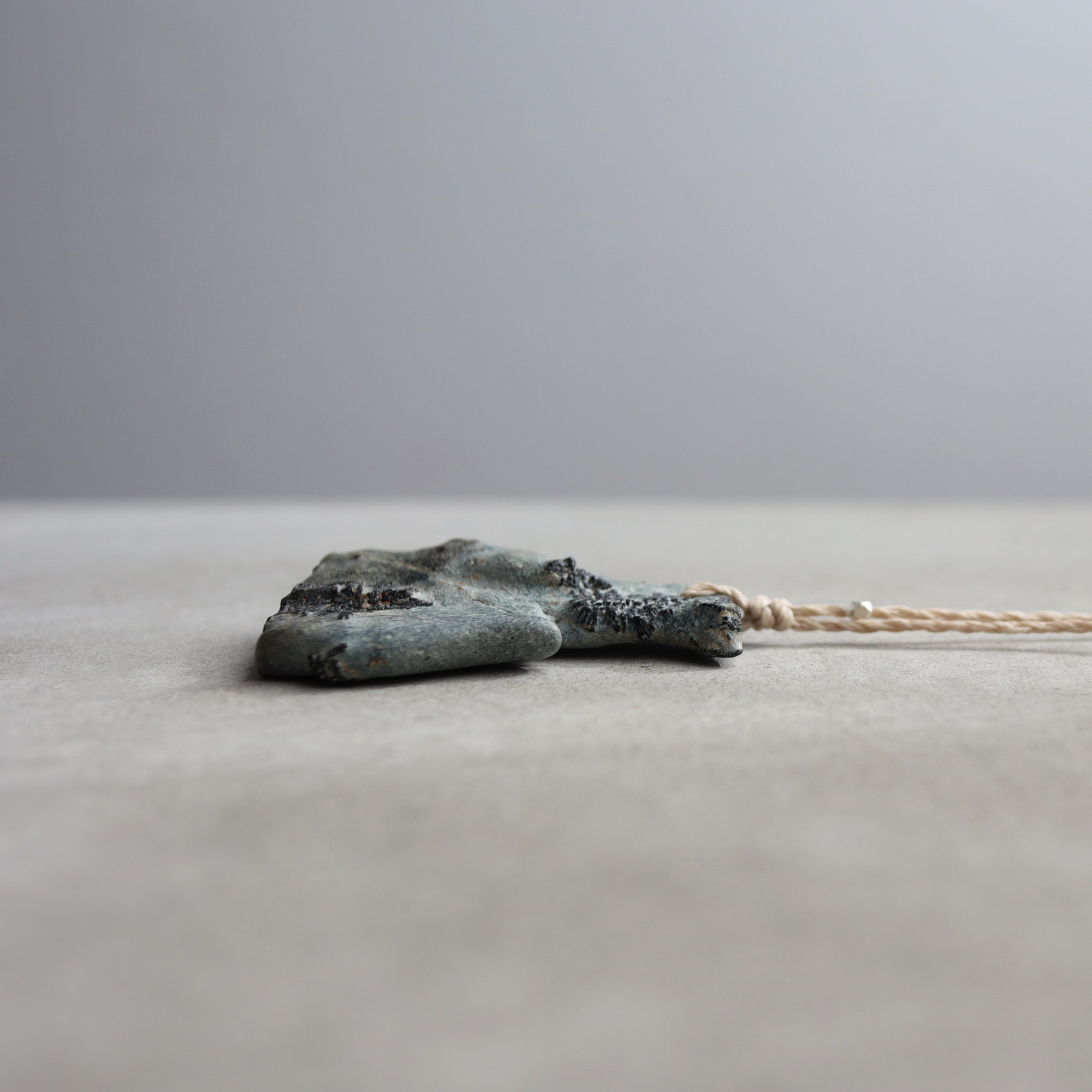 大分県尾平産 トルマリン in 凝灰岩　ストリング ネックレス　＊Ecru　国産天然石