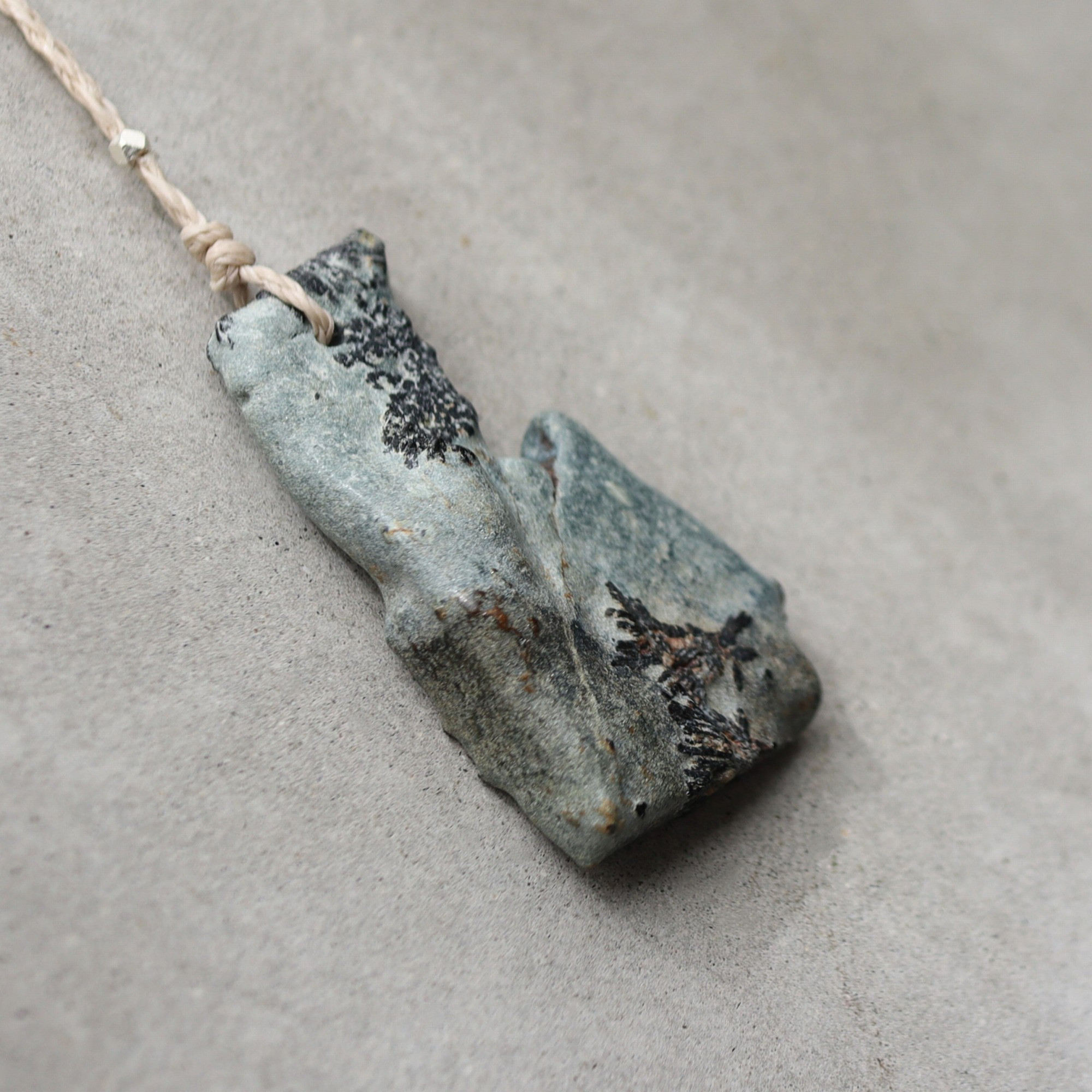 大分県尾平産 トルマリン in 凝灰岩　ストリング ネックレス　＊Ecru　国産天然石