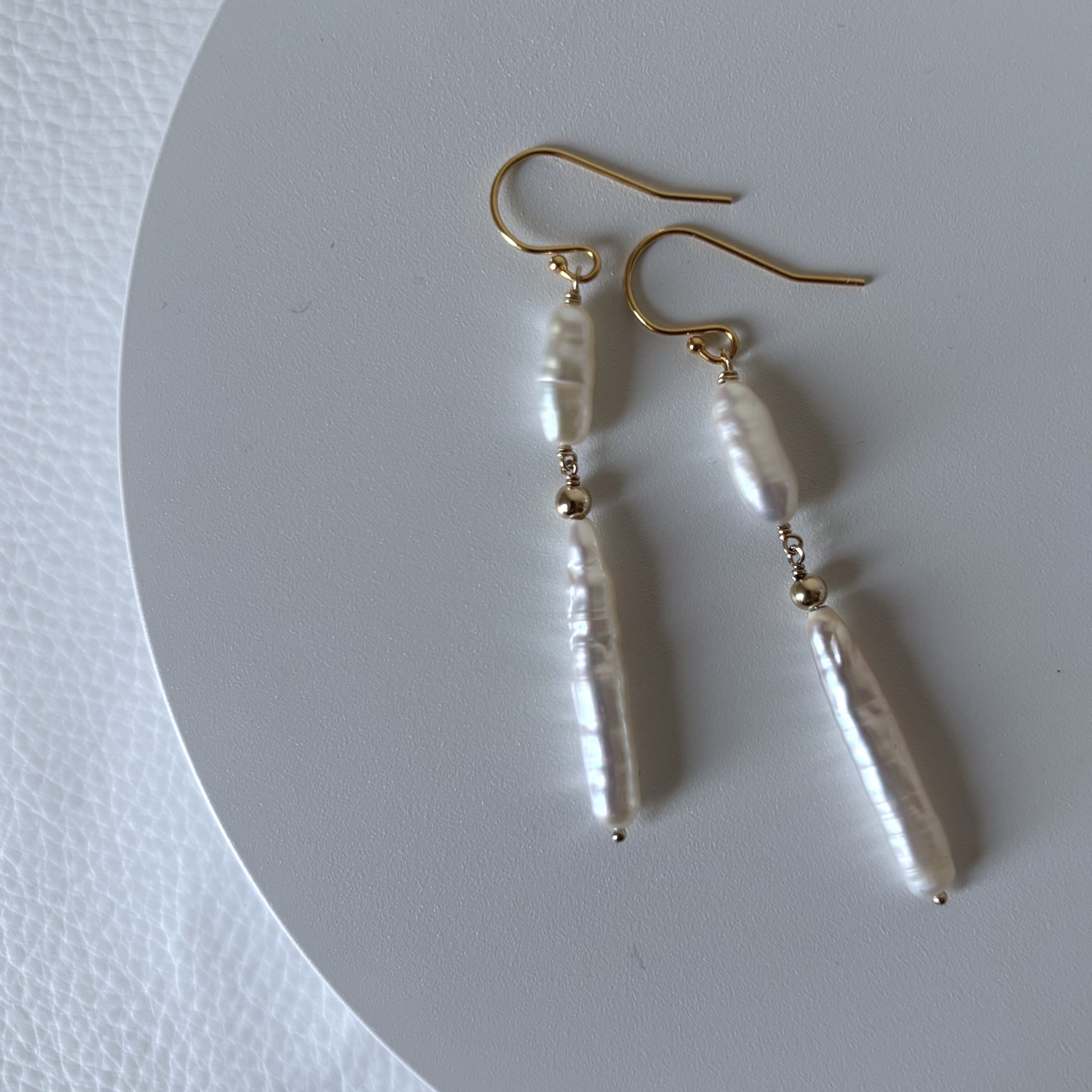 14KGF　スティック型真珠と14KGFビーズのシンプルピアス　一点もの