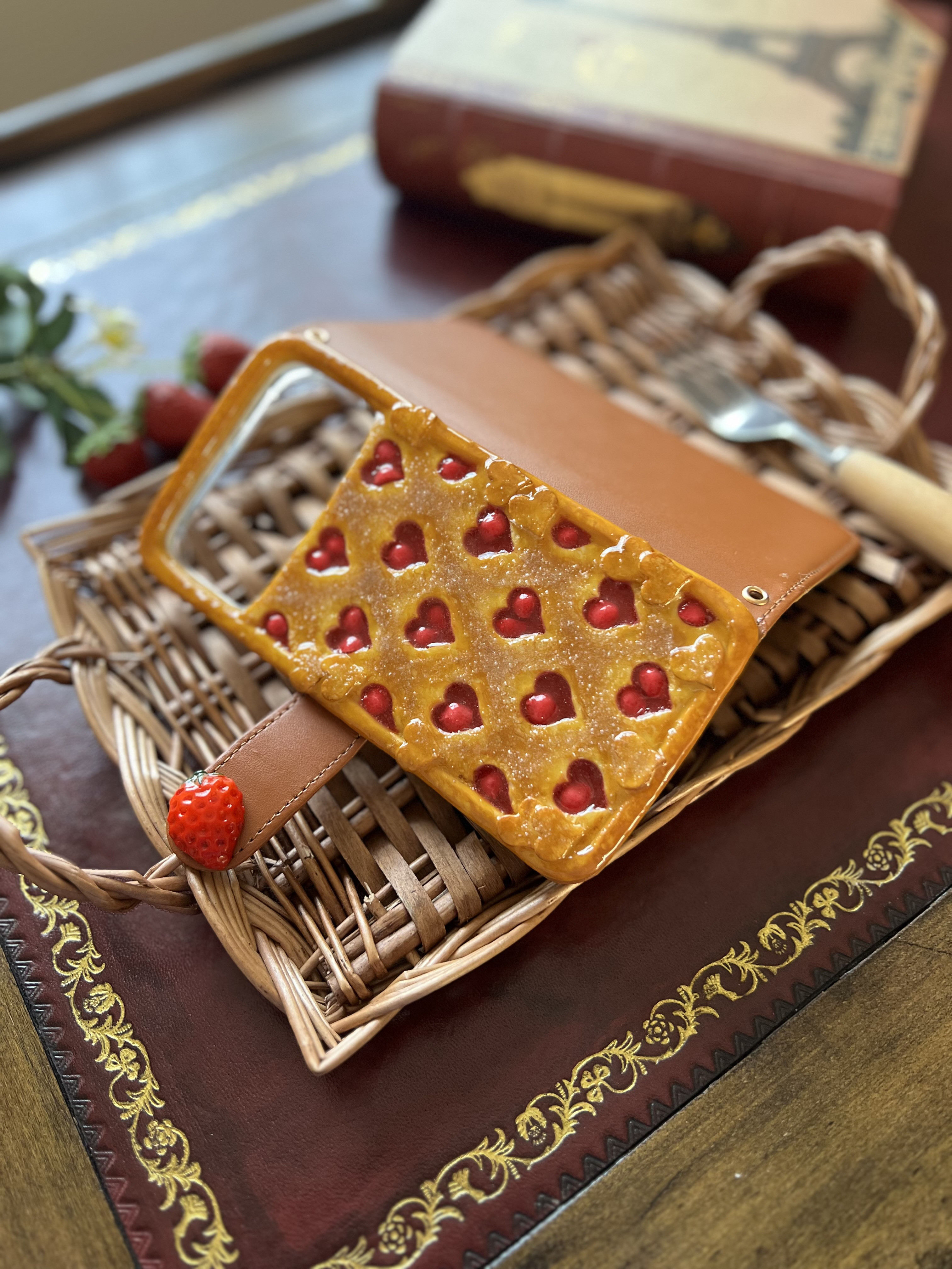 森のストロベリーパイの手帳型スマホケース