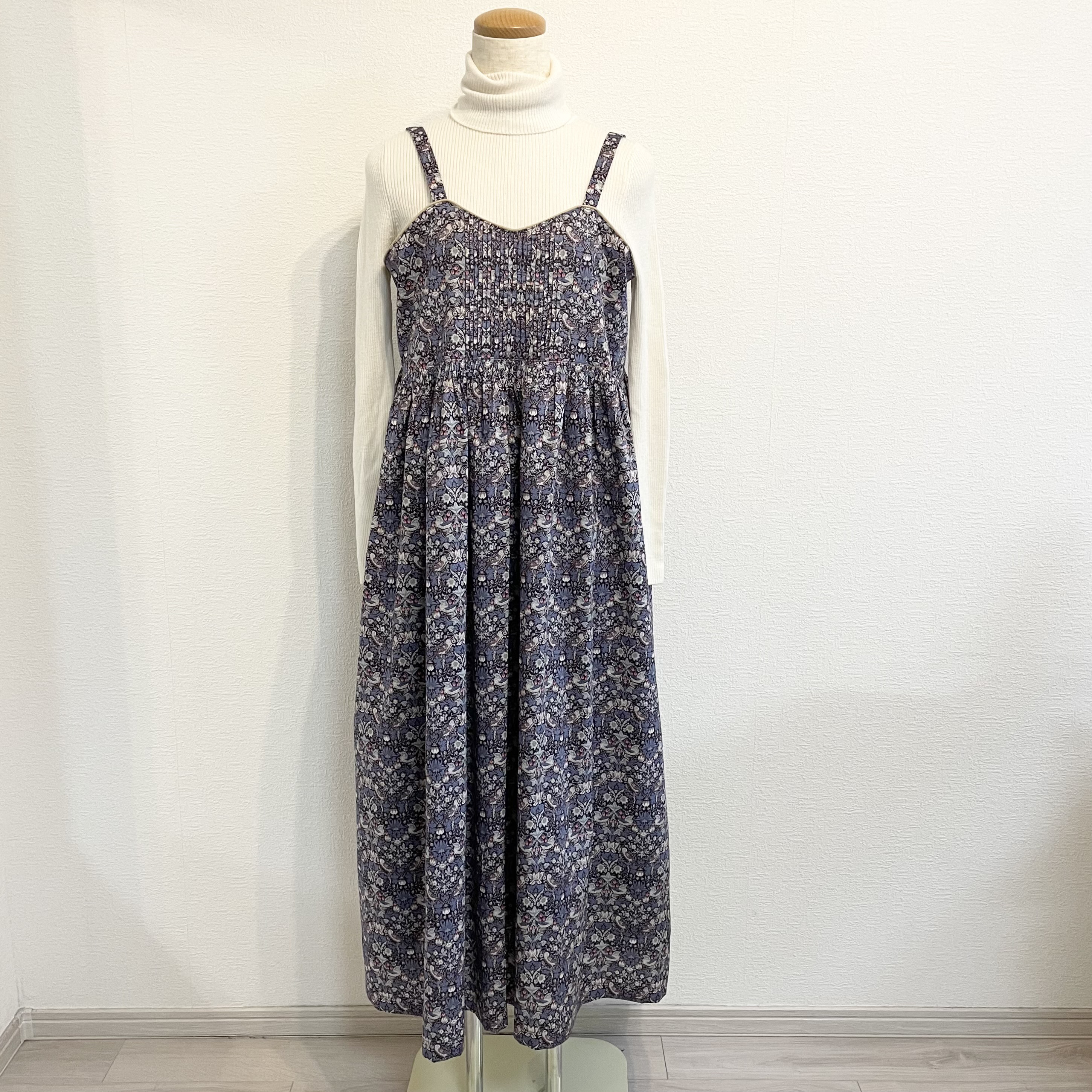 リバティ生地＊フロントタックのジャンパースカート（ストロベリー・シーフ）