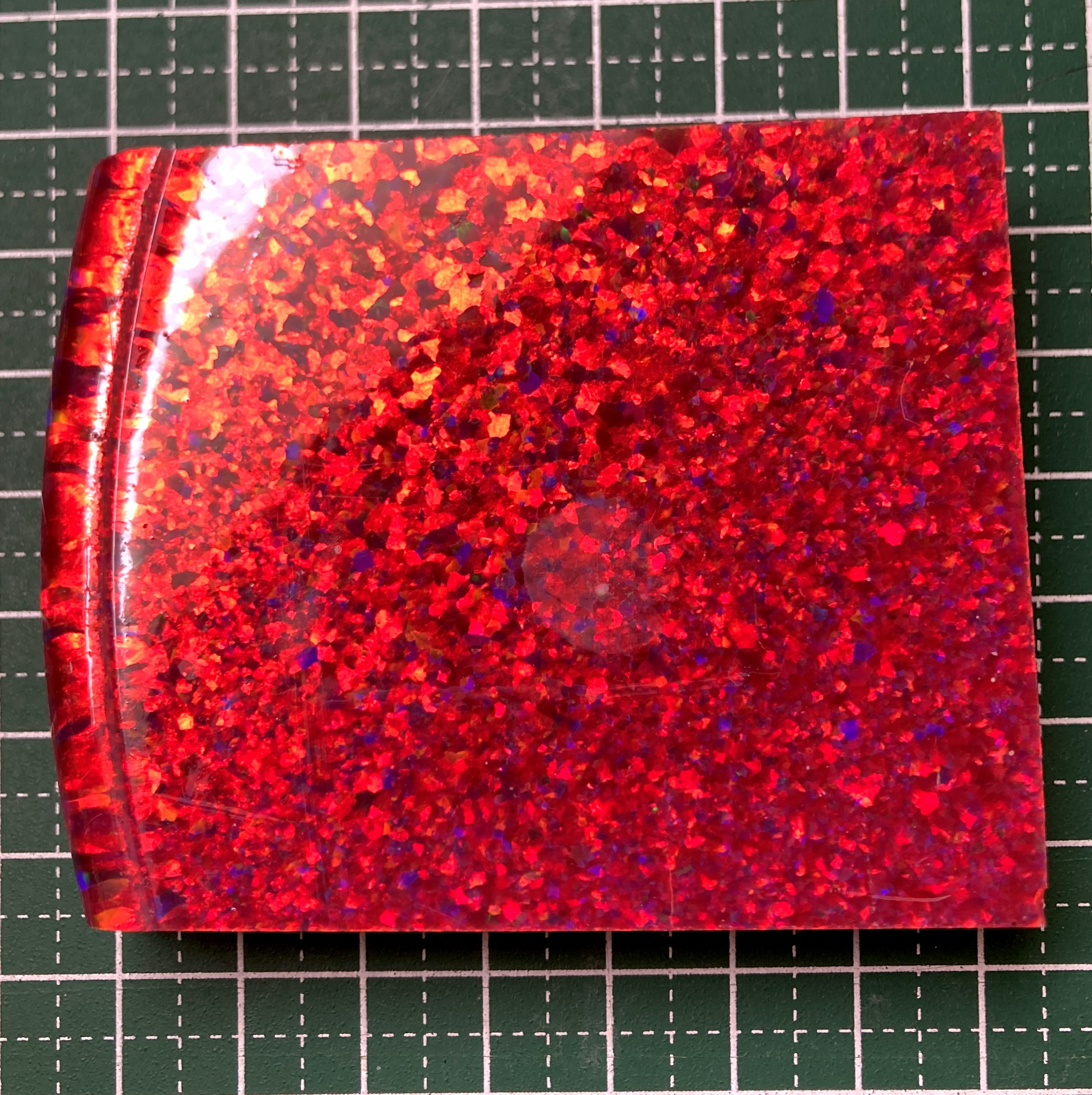 《人工オパール》(ネオンオパール) 原石 マダー/赤斑 113.5g (樹脂含侵)