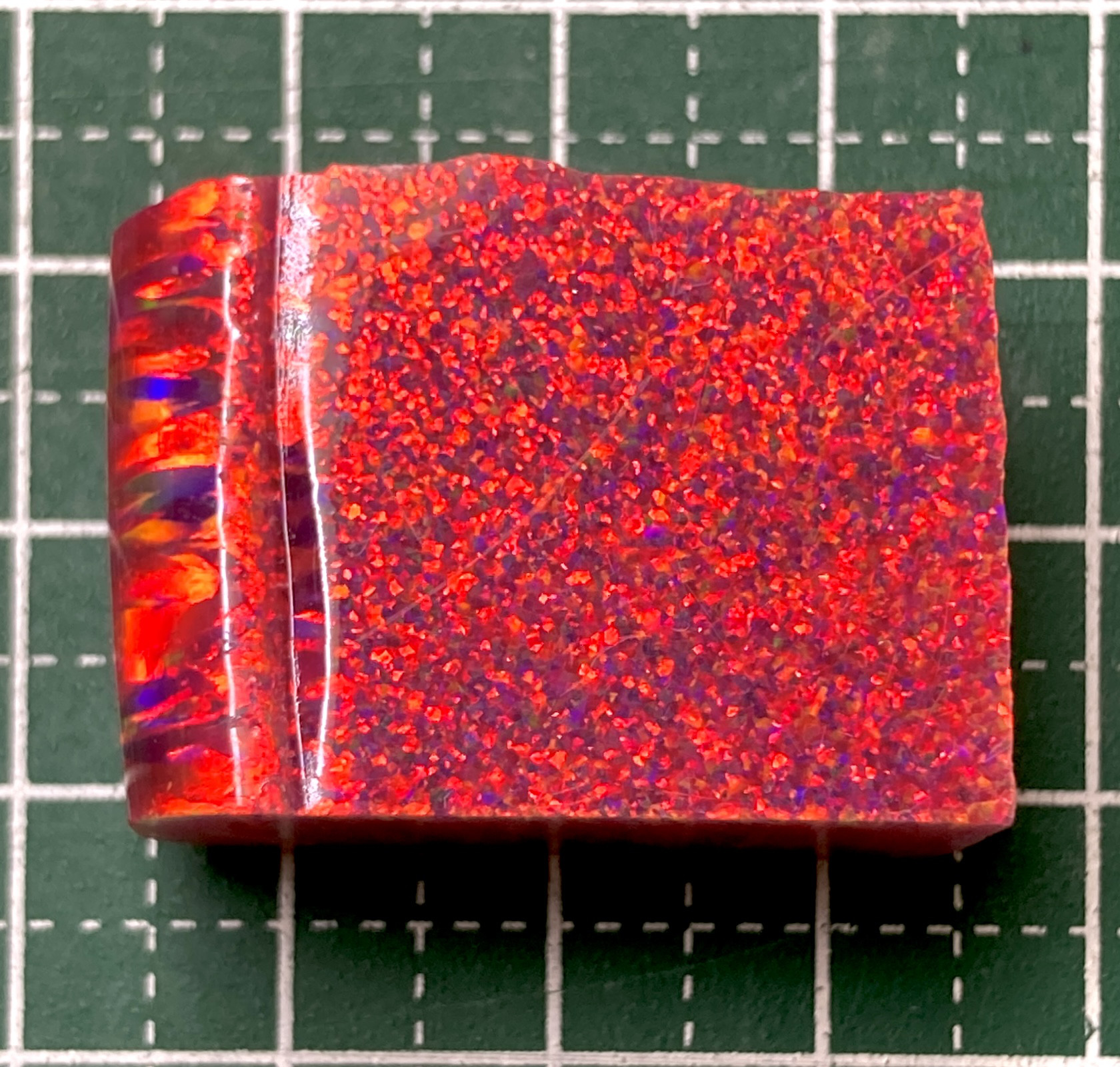 《人工オパール》(ネオンオパール) 原石 マダー/赤斑 18.0g (樹脂含侵)