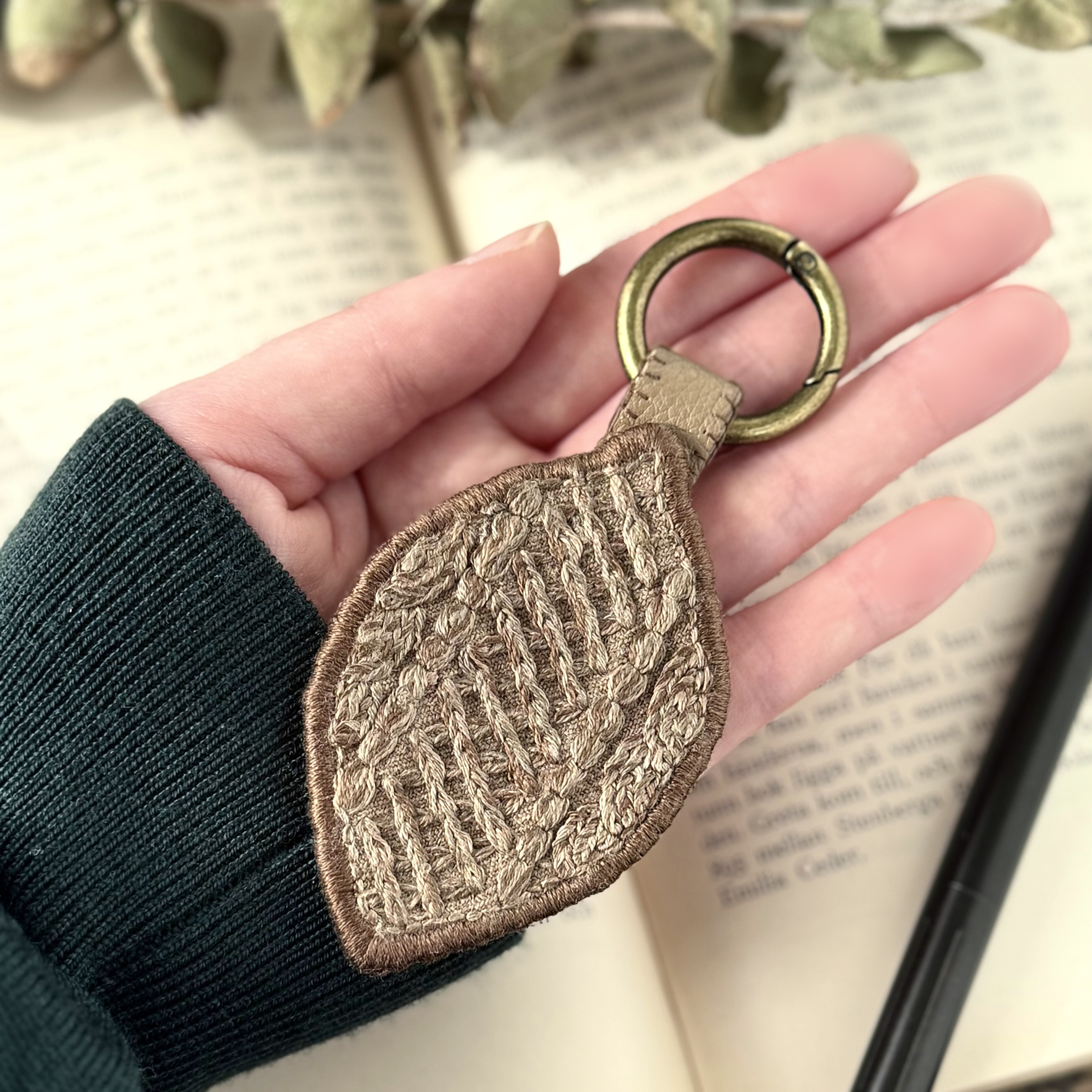 飾らない私に、ちょうどいい刺繍キーホルダー｜葉