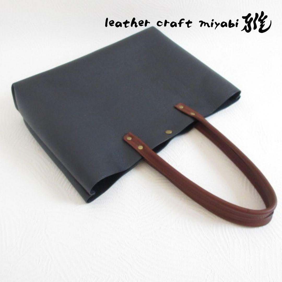 たっぷり収納♪《牛革》A４対応・三角マチヨコ型トート・シュリンク・ネイビー・0527・復刻