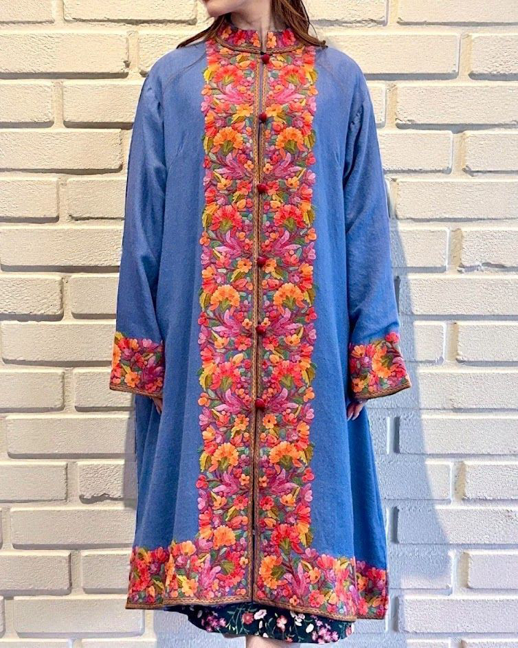 コート 秋 メリノウール×シルク刺繍 インド製 伝統工芸 手刺繍 ライトブルー オレンジピンクフラワー 花柄
