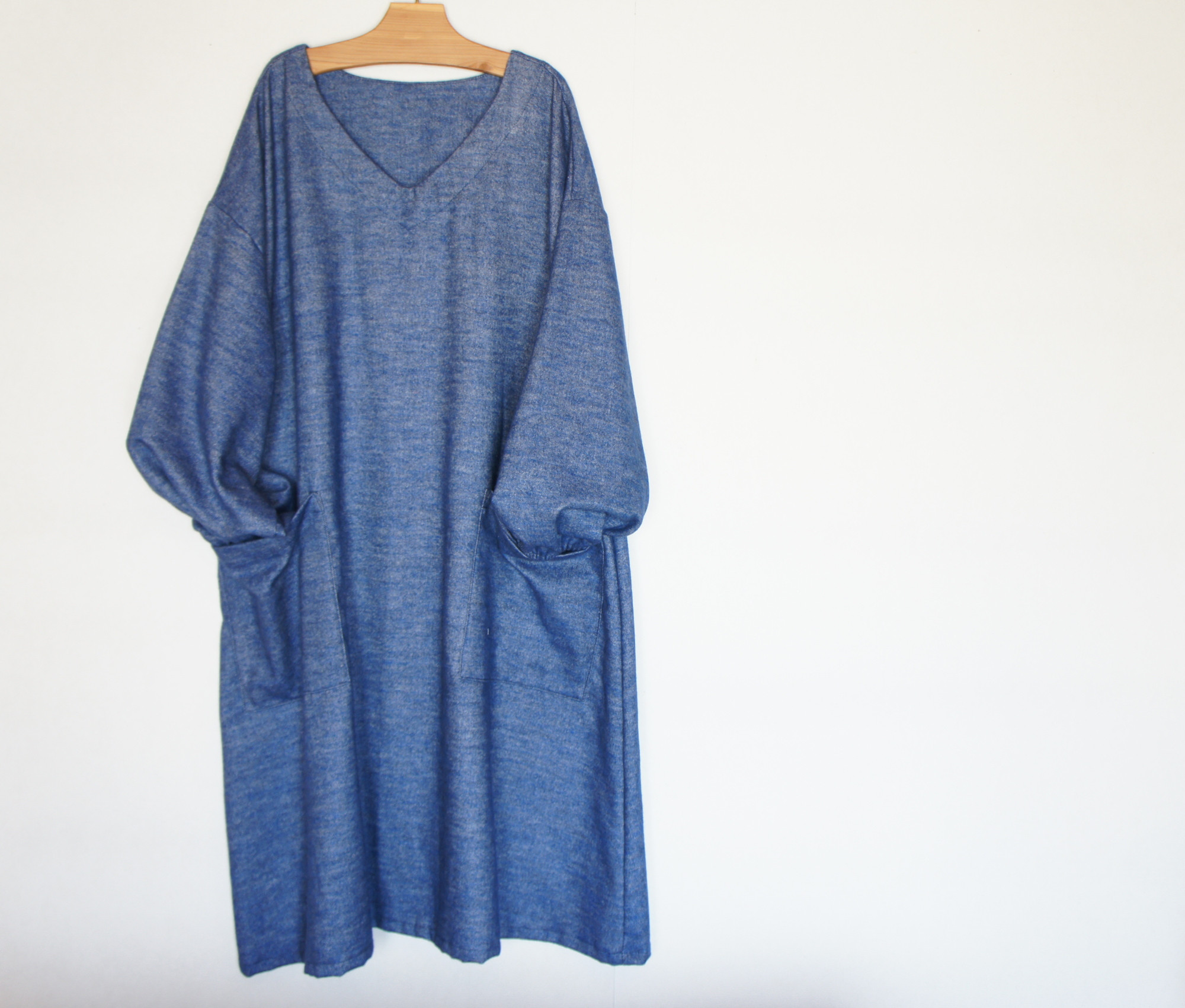 やわらかブルーネイビーのかっぽうぎ風ワンピース