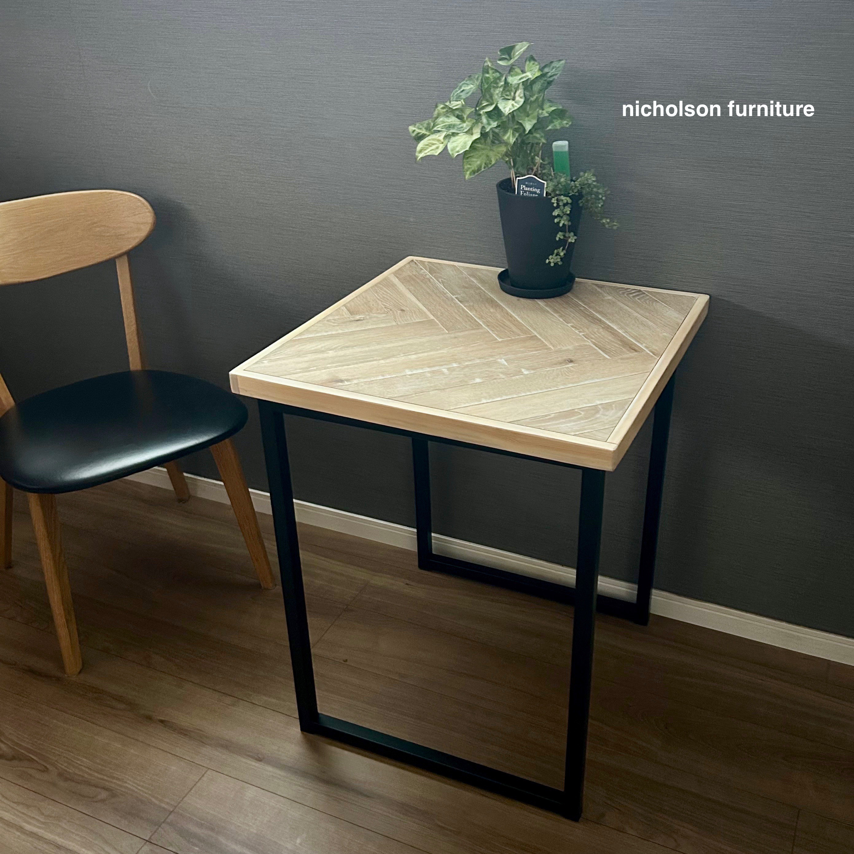 カフェテーブル　ラスティックオーク ヘリンボーン　アイアン　スクエア脚