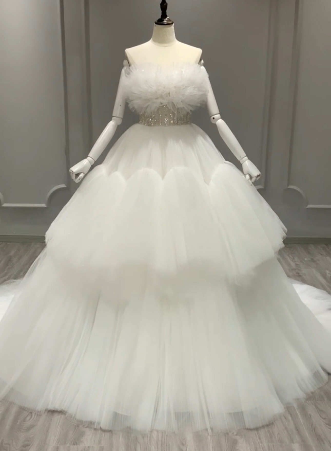 純粋な美しさ　白　雪　ウェディングドレス　オフショルダー　プリンセスライン　ボリューム感　ブライダル　チュール前撮り花嫁